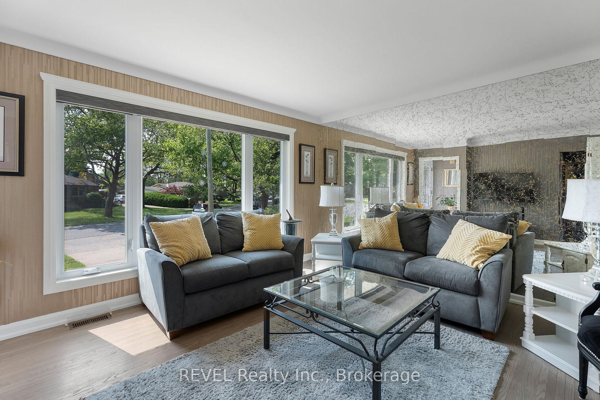 Photo 3 of 32 Hanson Drive N, St. Catharines, Bunting/Linwell — HOMEH