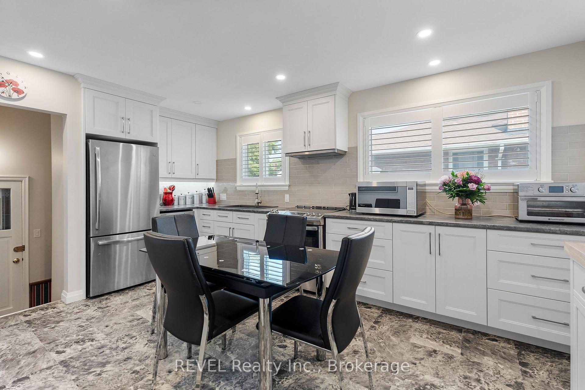 Photo 4 of 32 Hanson Drive N, St. Catharines, Bunting/Linwell — HOMEH