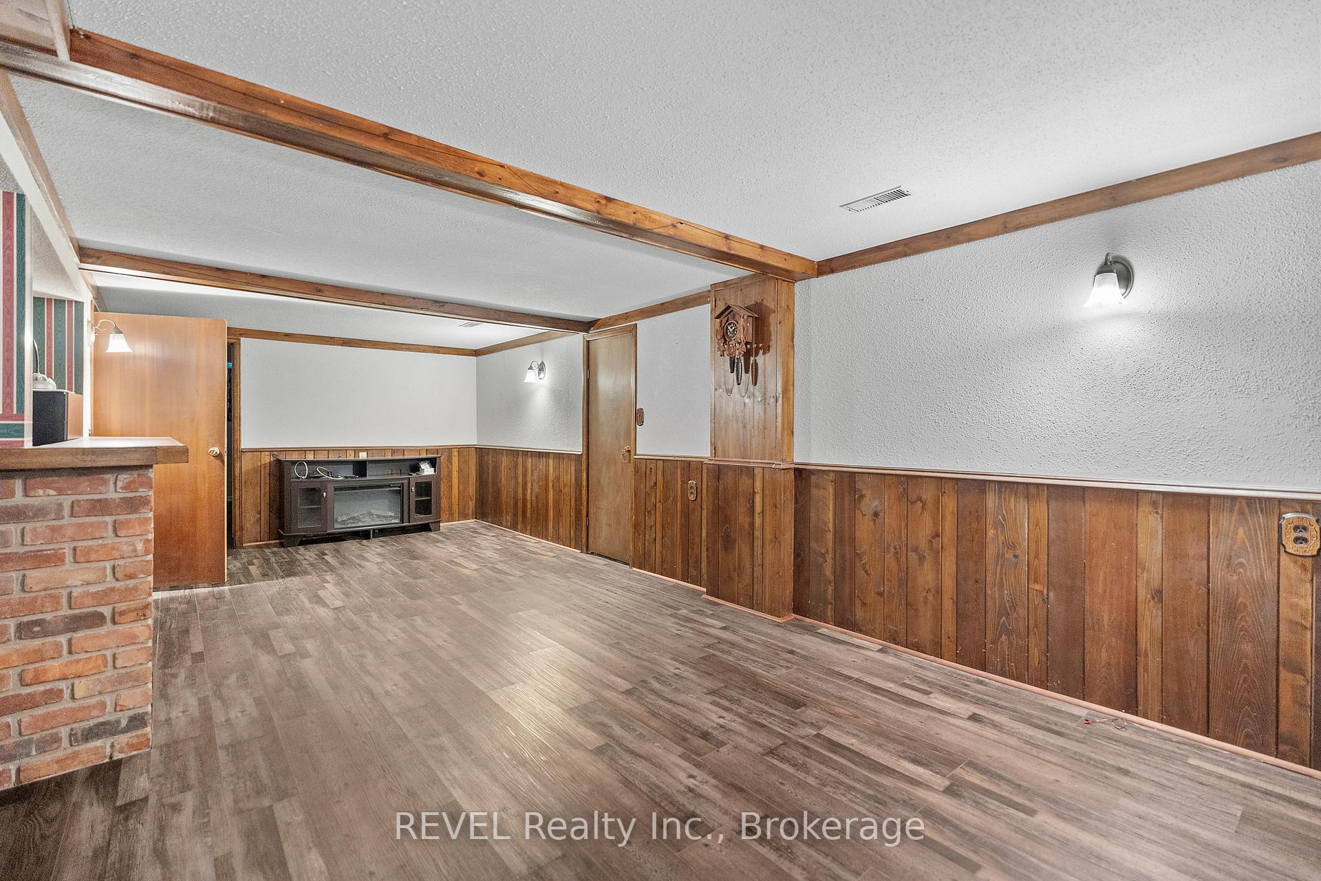 Photo 10 of 32 Hanson Drive N, St. Catharines, Bunting/Linwell — HOMEH