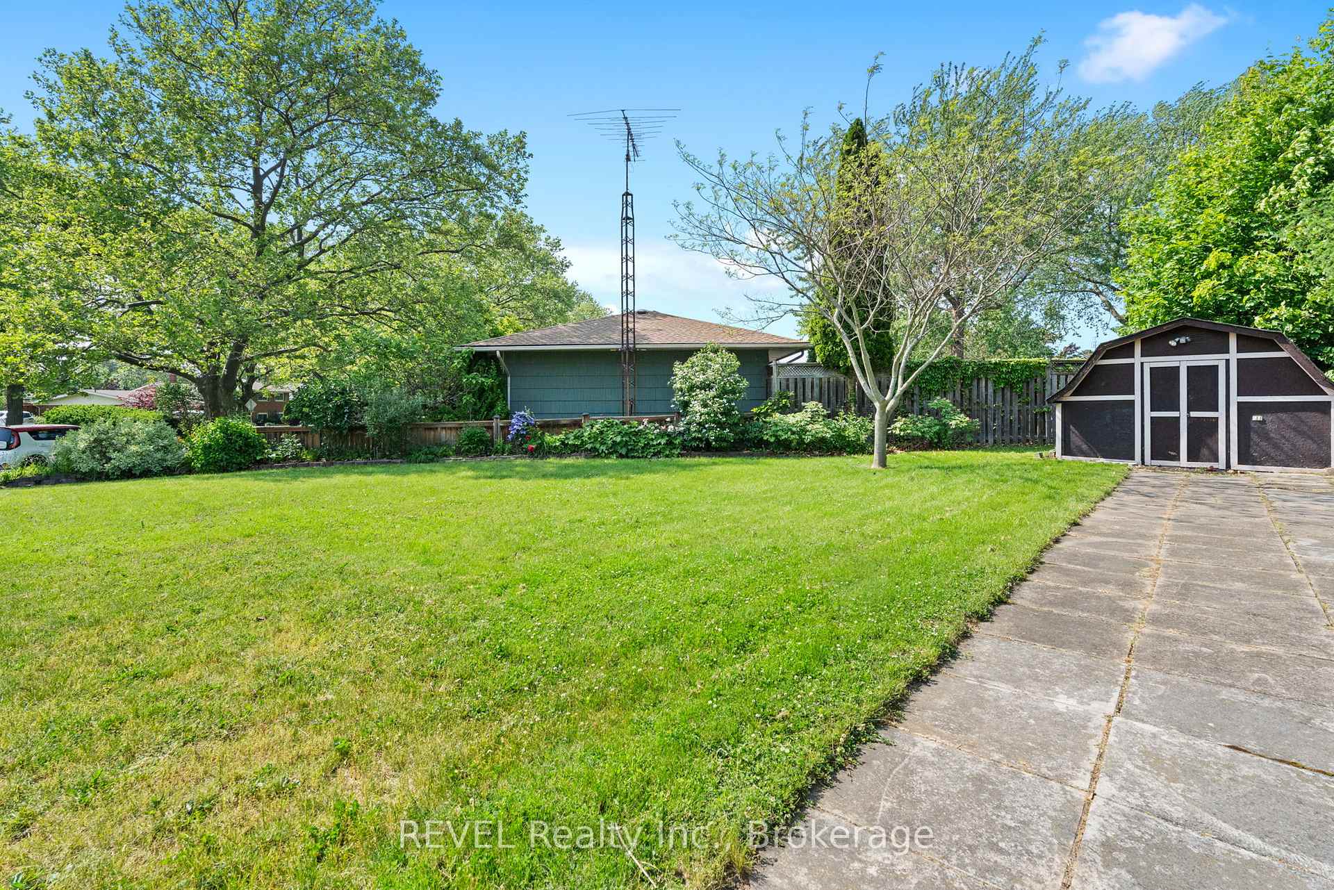 Photo 14 of 32 Hanson Drive N, St. Catharines, Bunting/Linwell — HOMEH