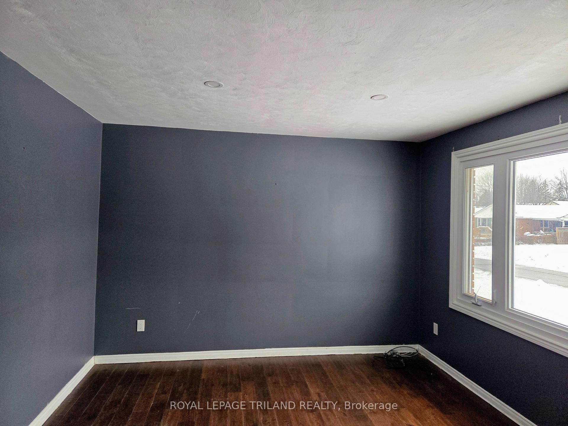 Photo 5 of 17 Vanbuskirk Drive, St. Thomas — HOMEH