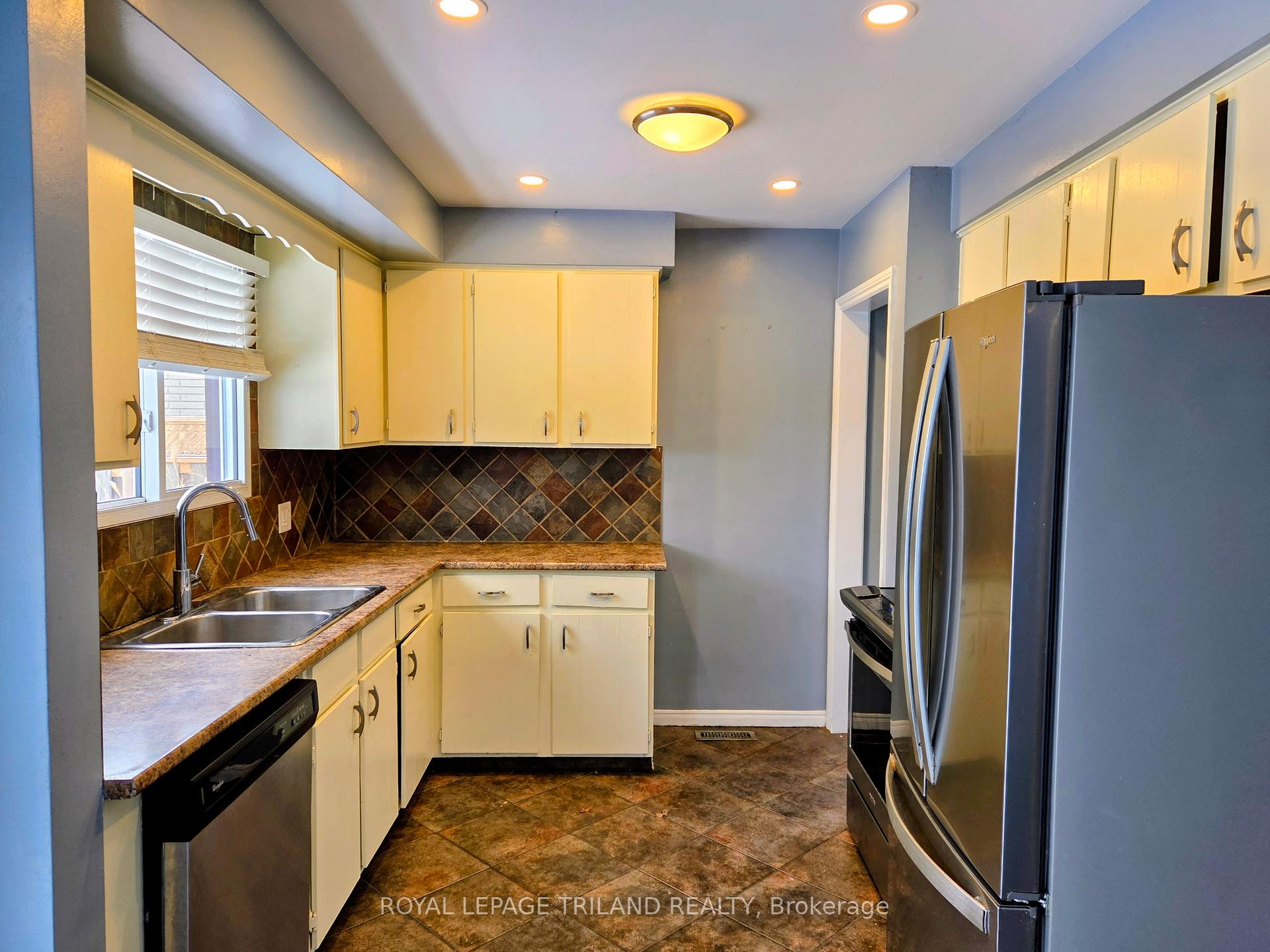 Photo 7 of 17 Vanbuskirk Drive, St. Thomas — HOMEH