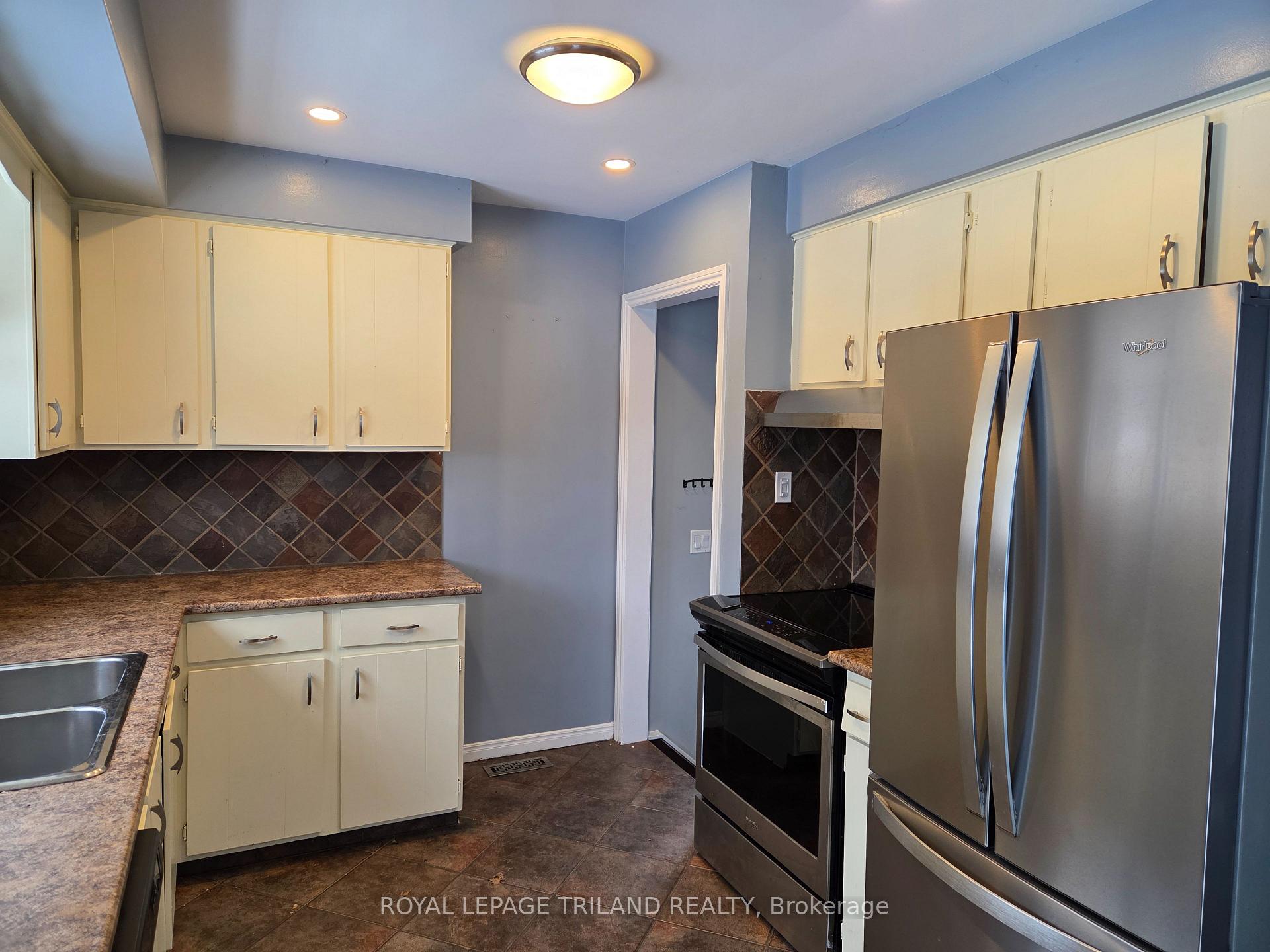 Photo 8 of 17 Vanbuskirk Drive, St. Thomas — HOMEH