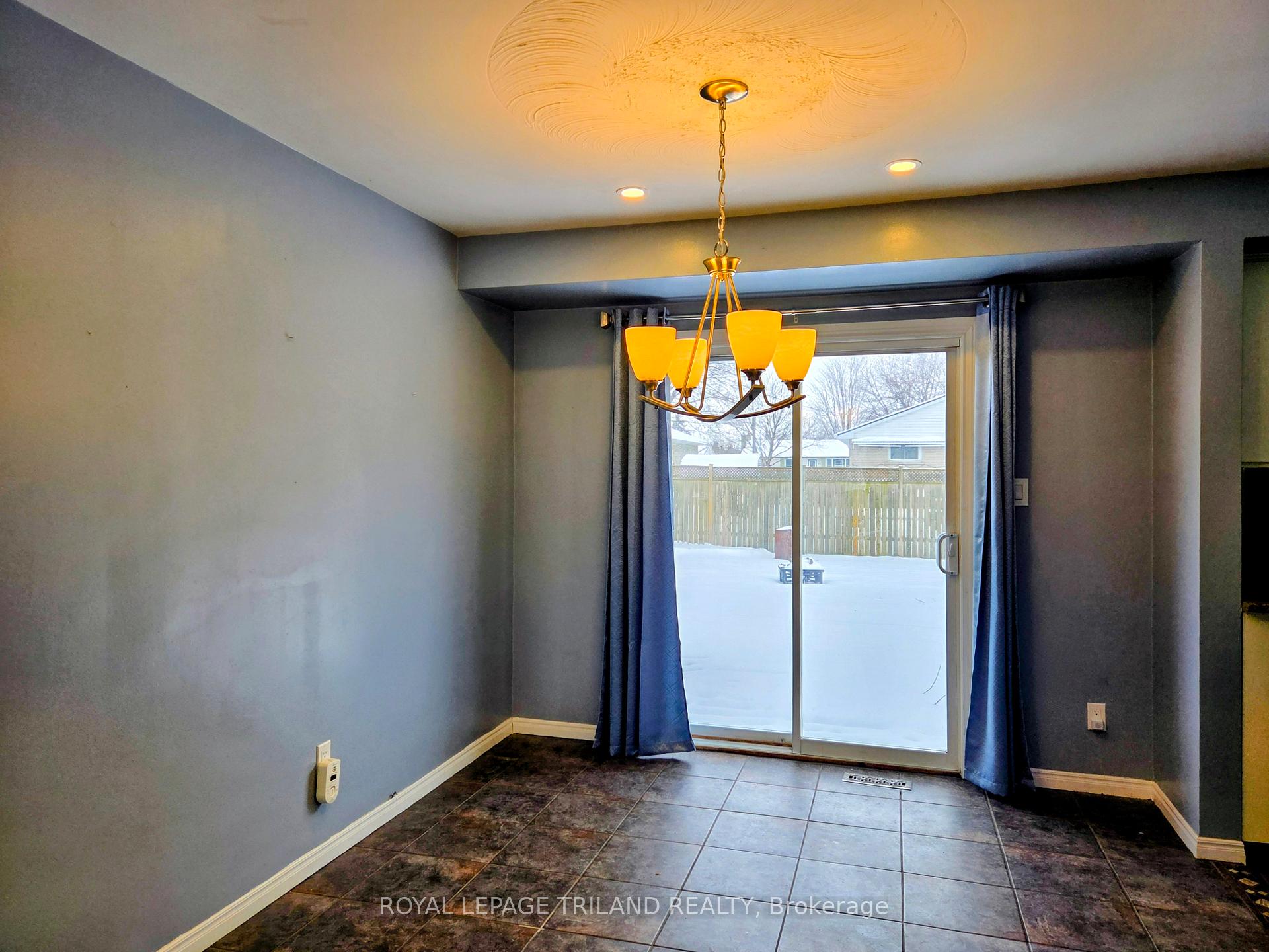 Photo 10 of 17 Vanbuskirk Drive, St. Thomas — HOMEH