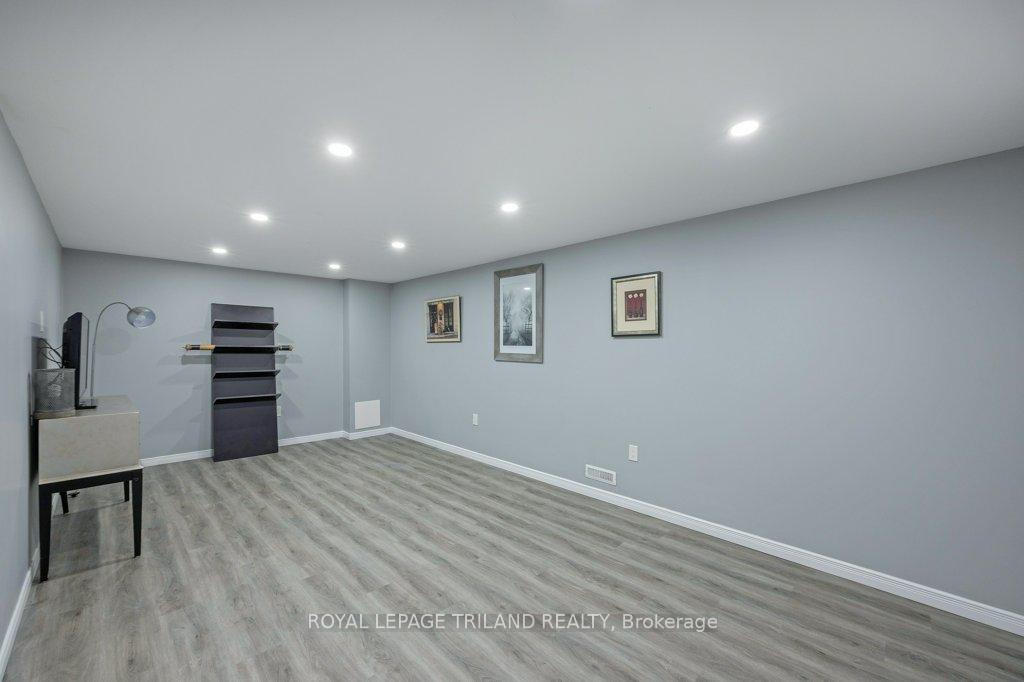 Photo 15 of 17 Vanbuskirk Drive, St. Thomas — HOMEH