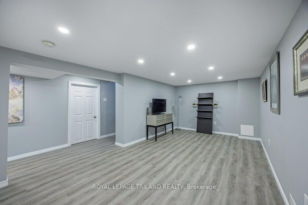 Photo 16 of 17 Vanbuskirk Drive, St. Thomas — HOMEH