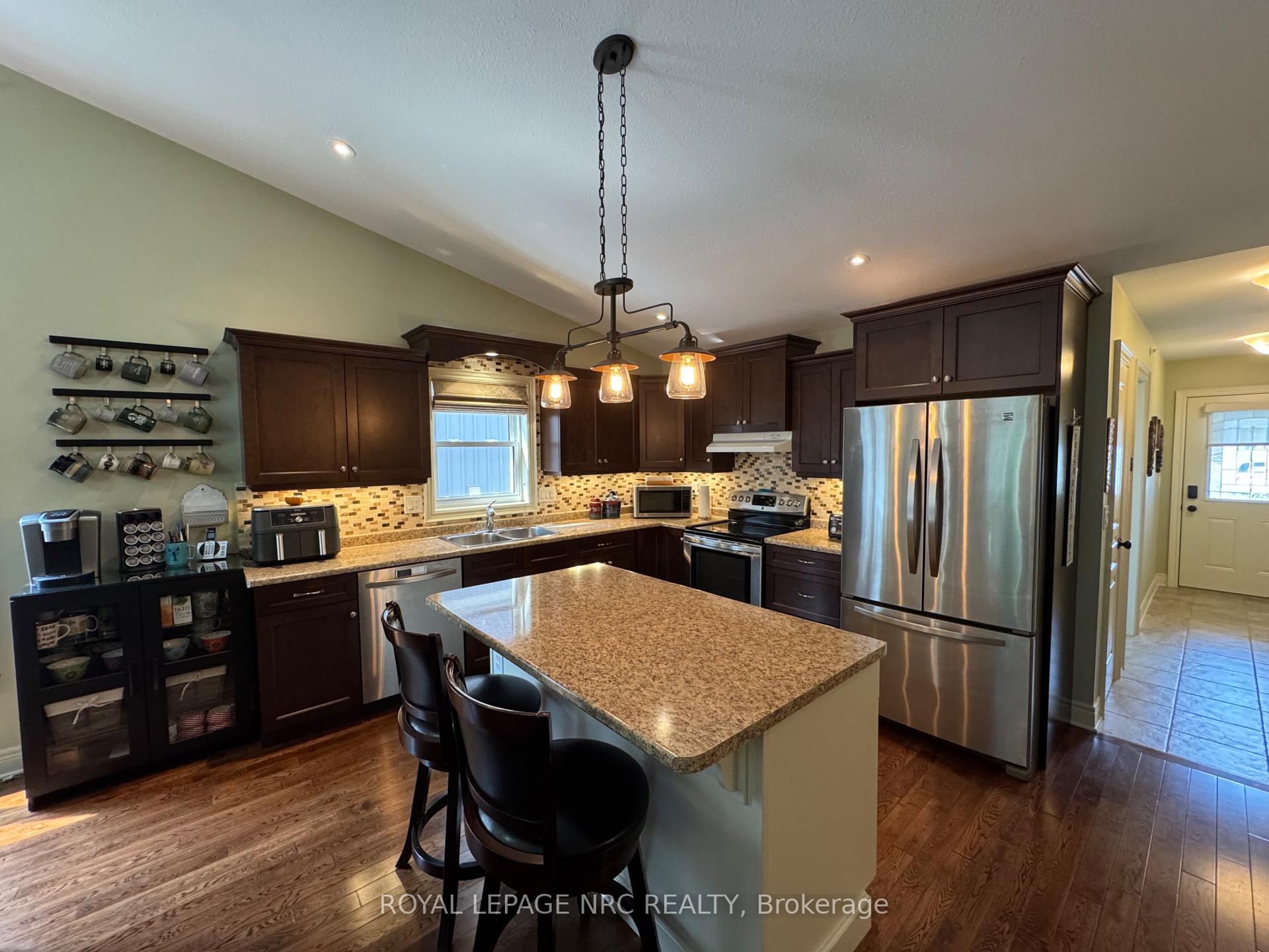 Photo 9 of 70 Parkside Drive, St. Catharines, Port Weller — HOMEH