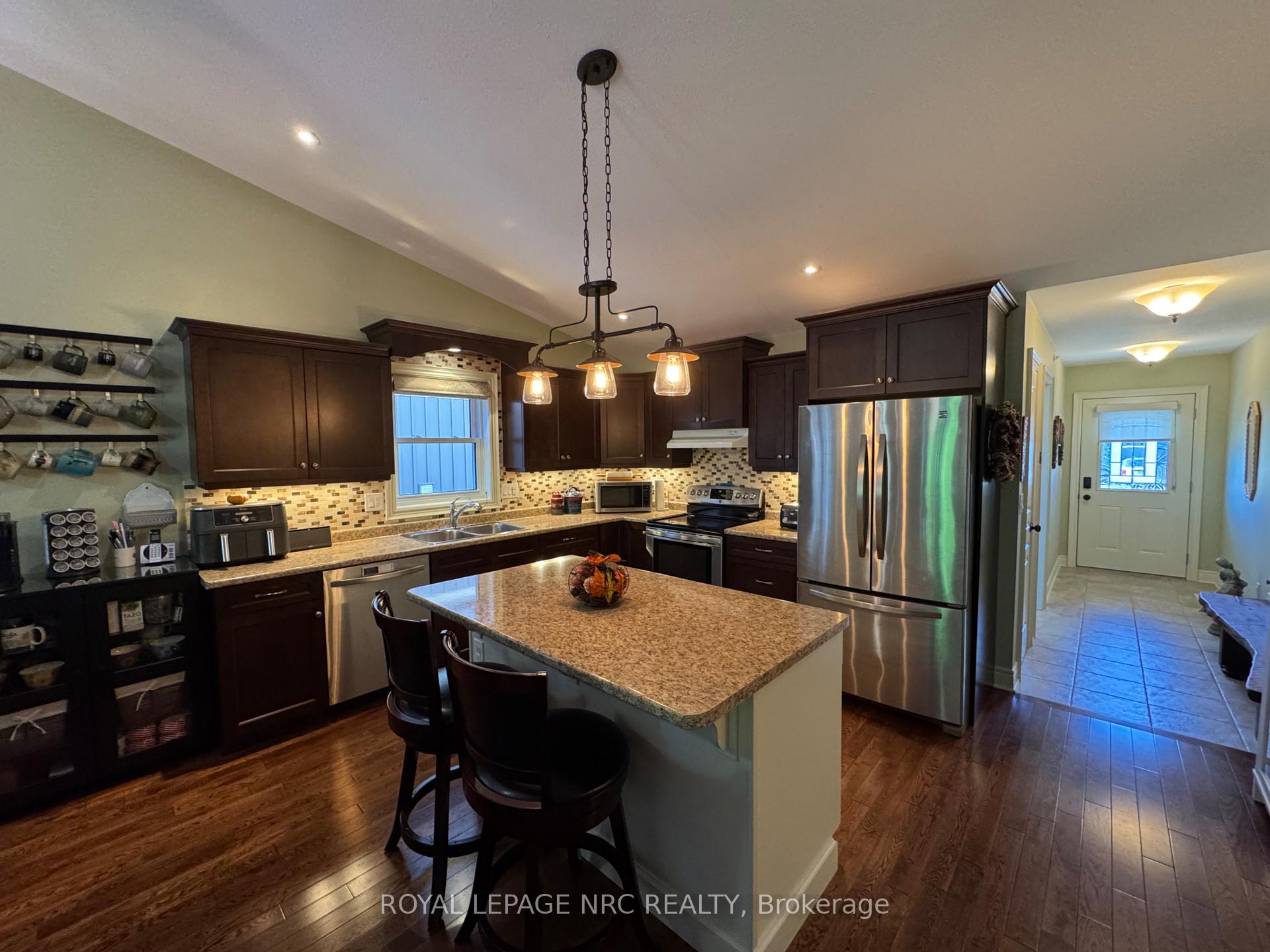 Photo 10 of 70 Parkside Drive, St. Catharines, Port Weller — HOMEH