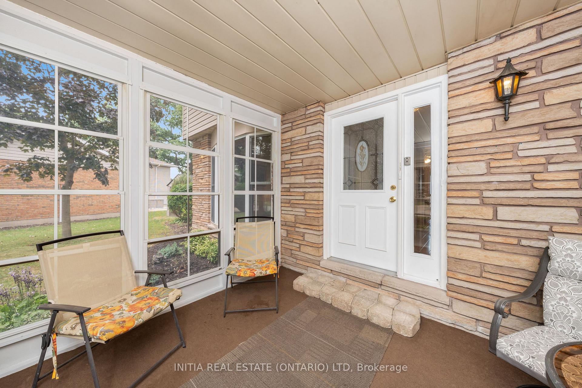 Photo 4 of 330 Willow Crescent, St. Clair — HOMEH
