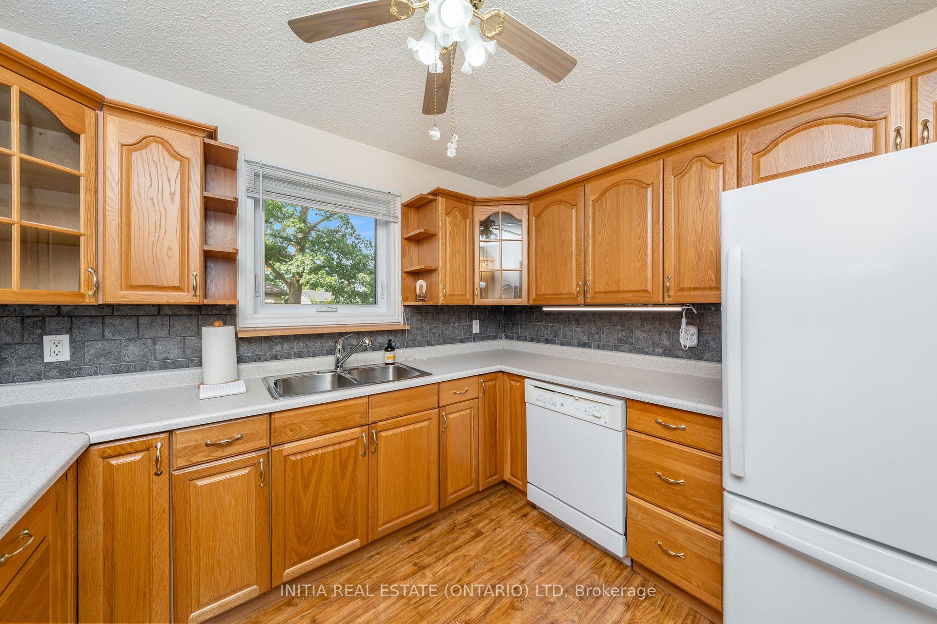 Photo 10 of 330 Willow Crescent, St. Clair — HOMEH
