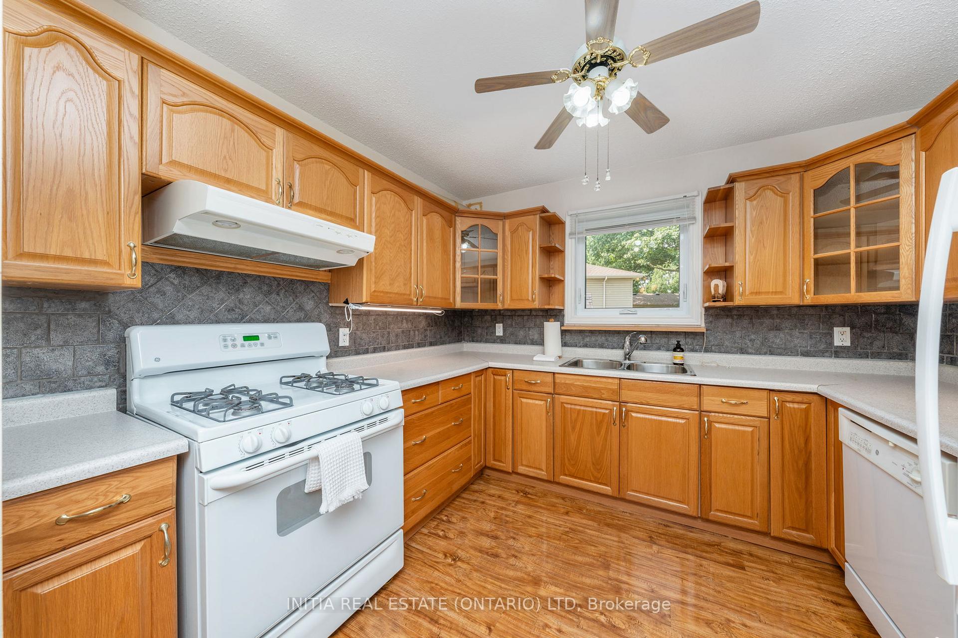Photo 11 of 330 Willow Crescent, St. Clair — HOMEH