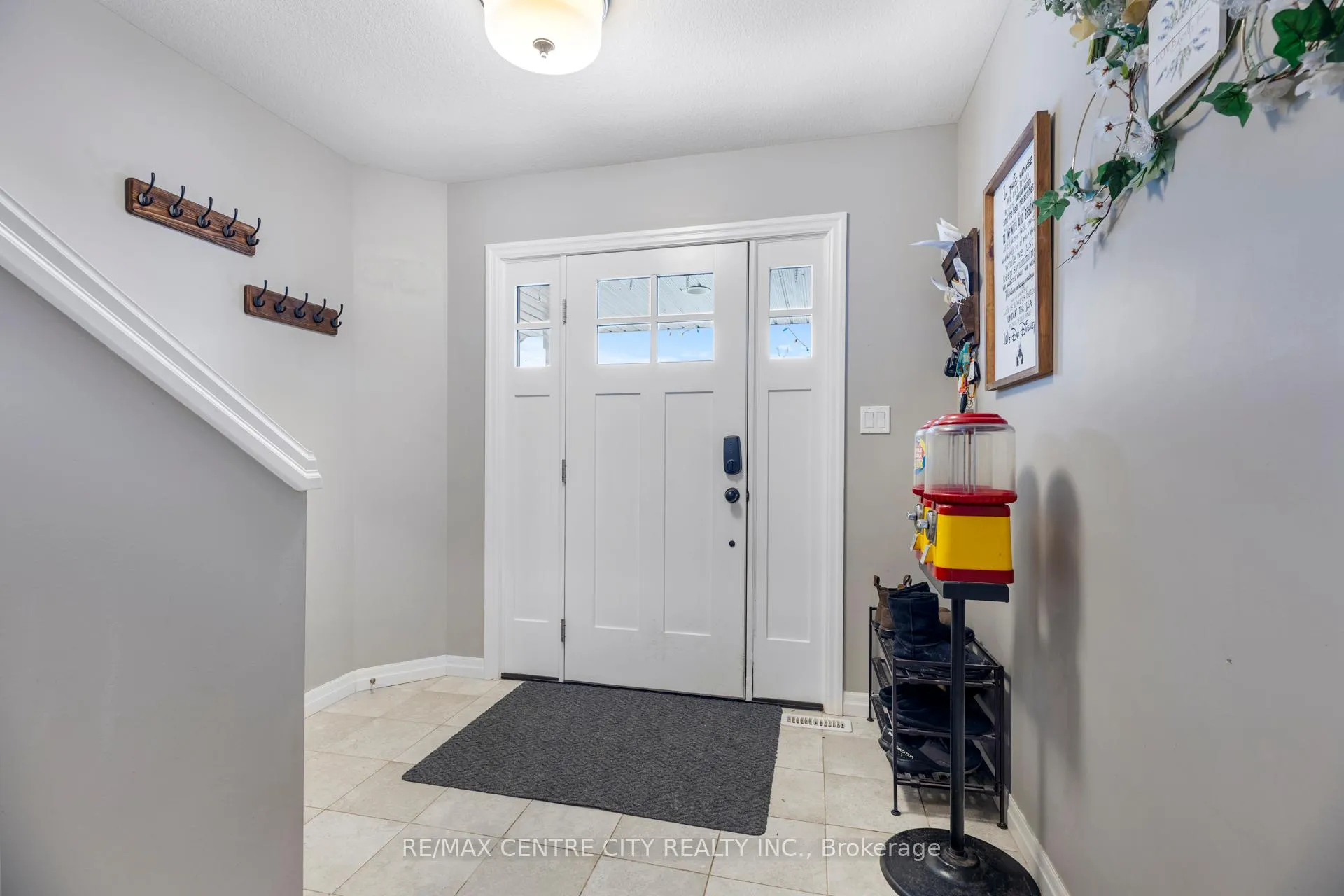 Photo 4 of 45 Charter Creek Court, St. Thomas — HOMEH