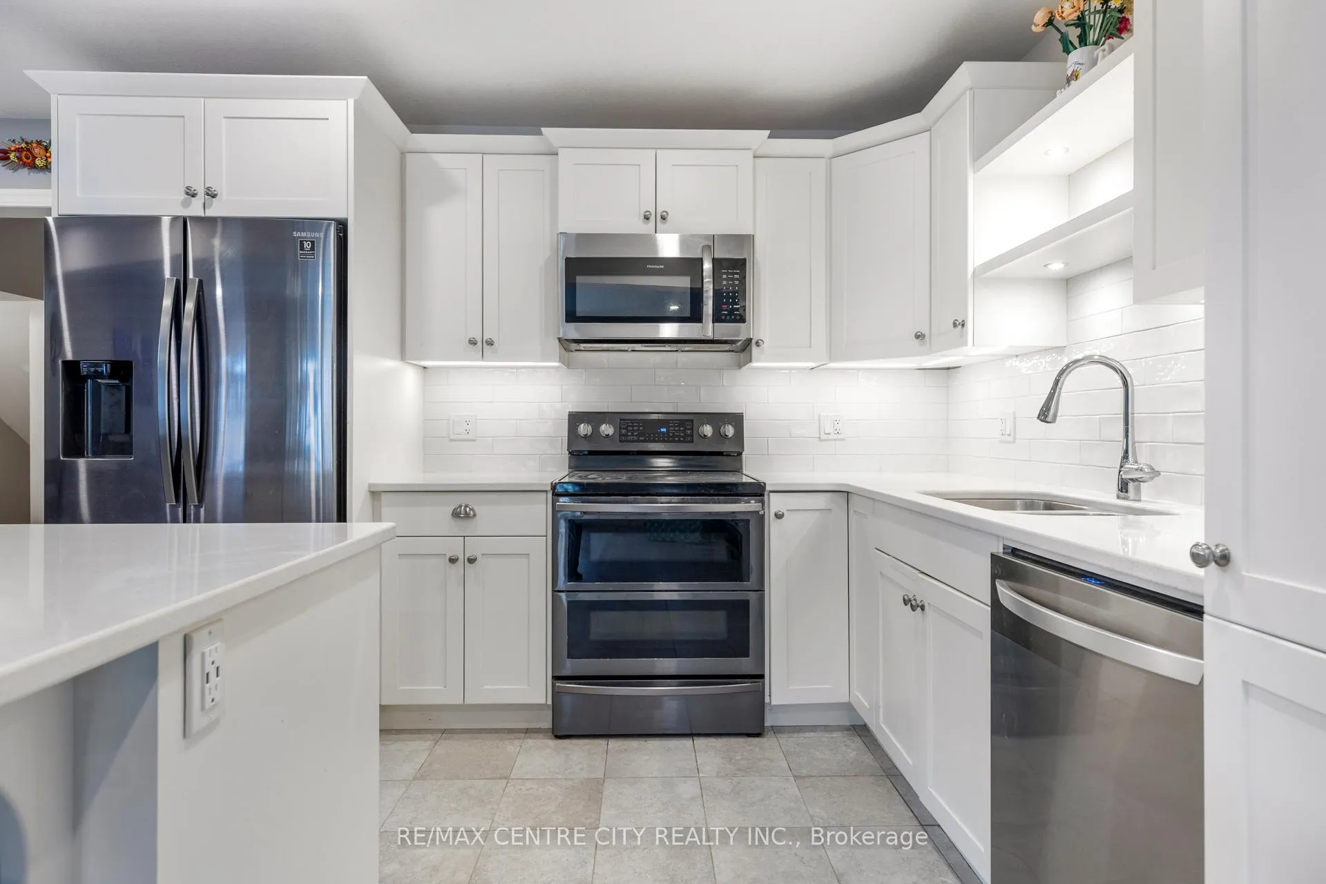 Photo 13 of 45 Charter Creek Court, St. Thomas — HOMEH