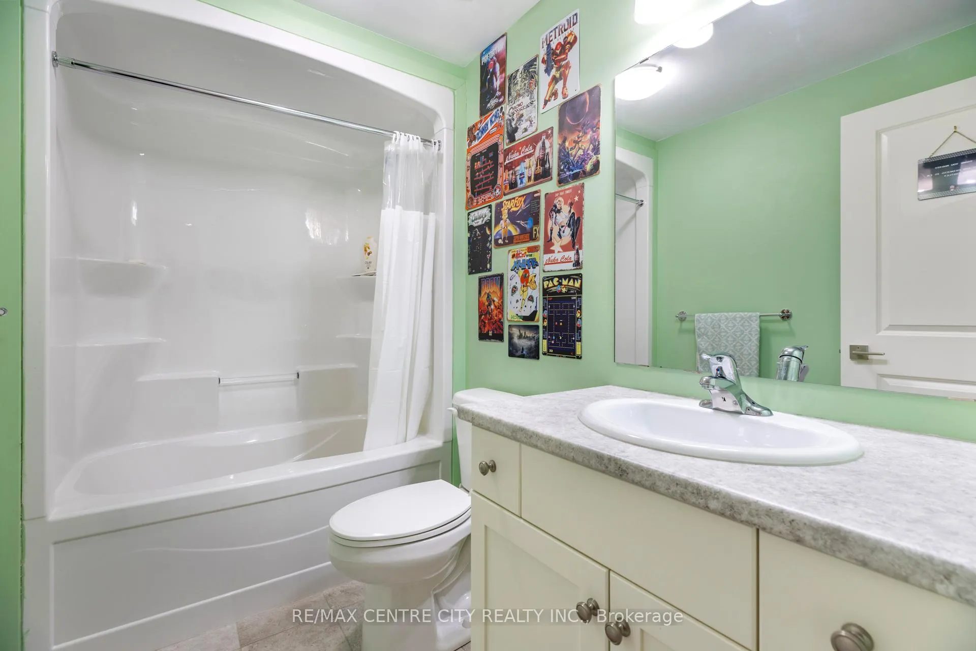 Photo 23 of 45 Charter Creek Court, St. Thomas — HOMEH