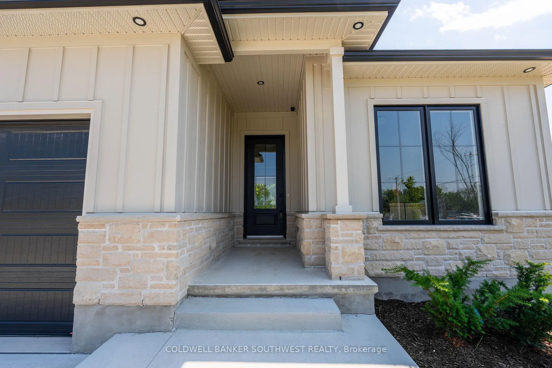 Photo 3 of 103 Sutherland Drive, St. Clair — HOMEH
