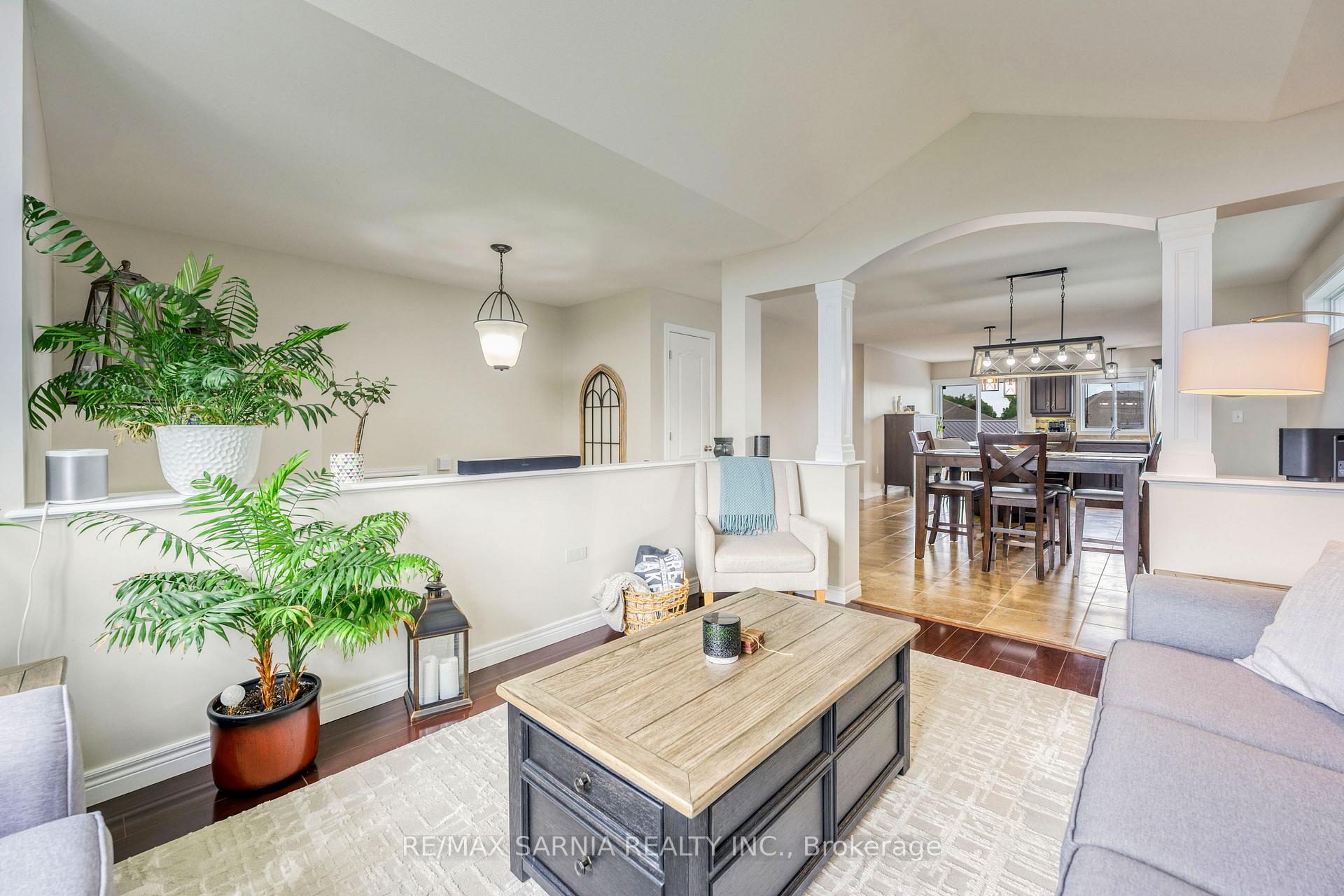 Photo 4 of 699 Bentinck Drive, St. Clair — HOMEH