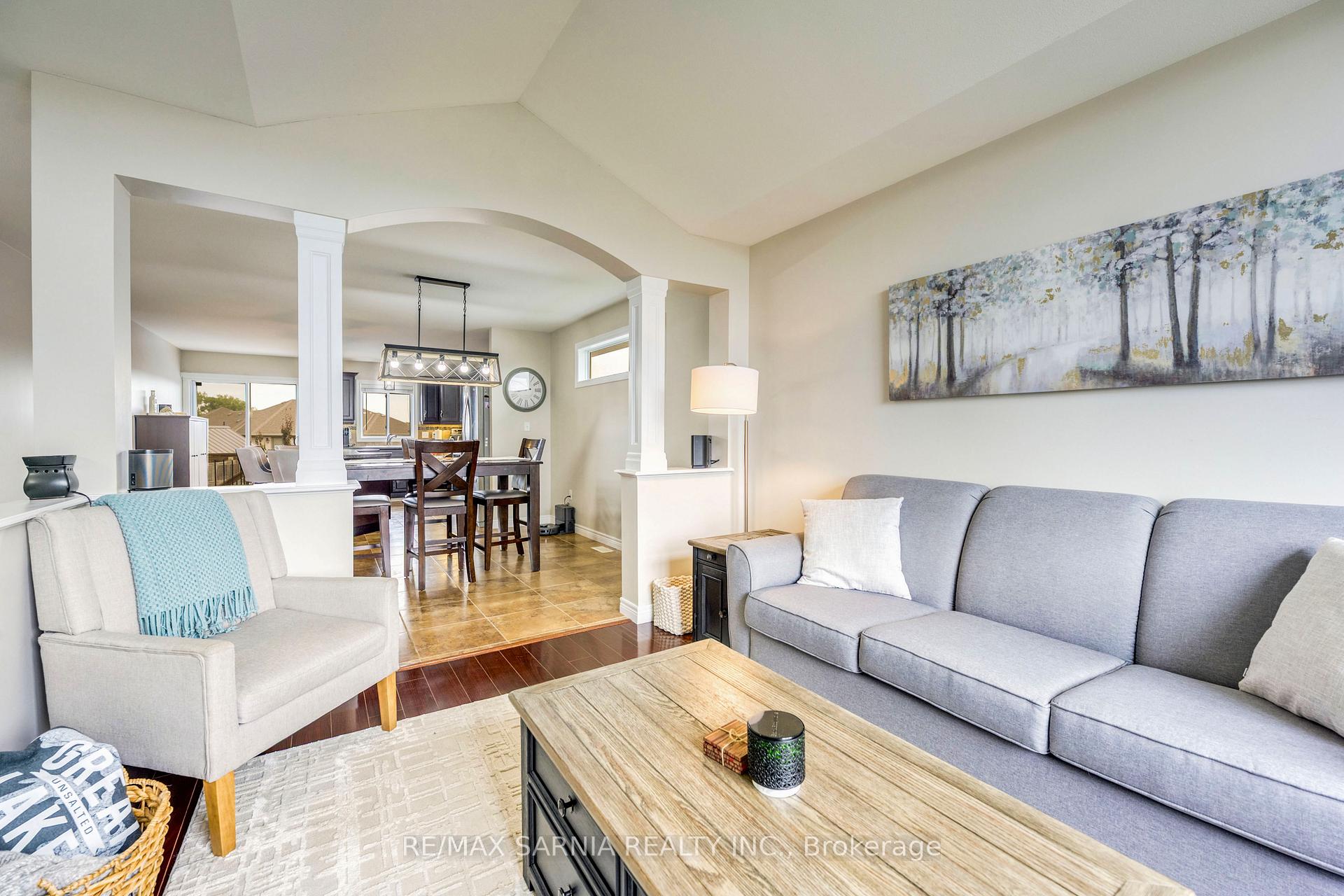 Photo 5 of 699 Bentinck Drive, St. Clair — HOMEH