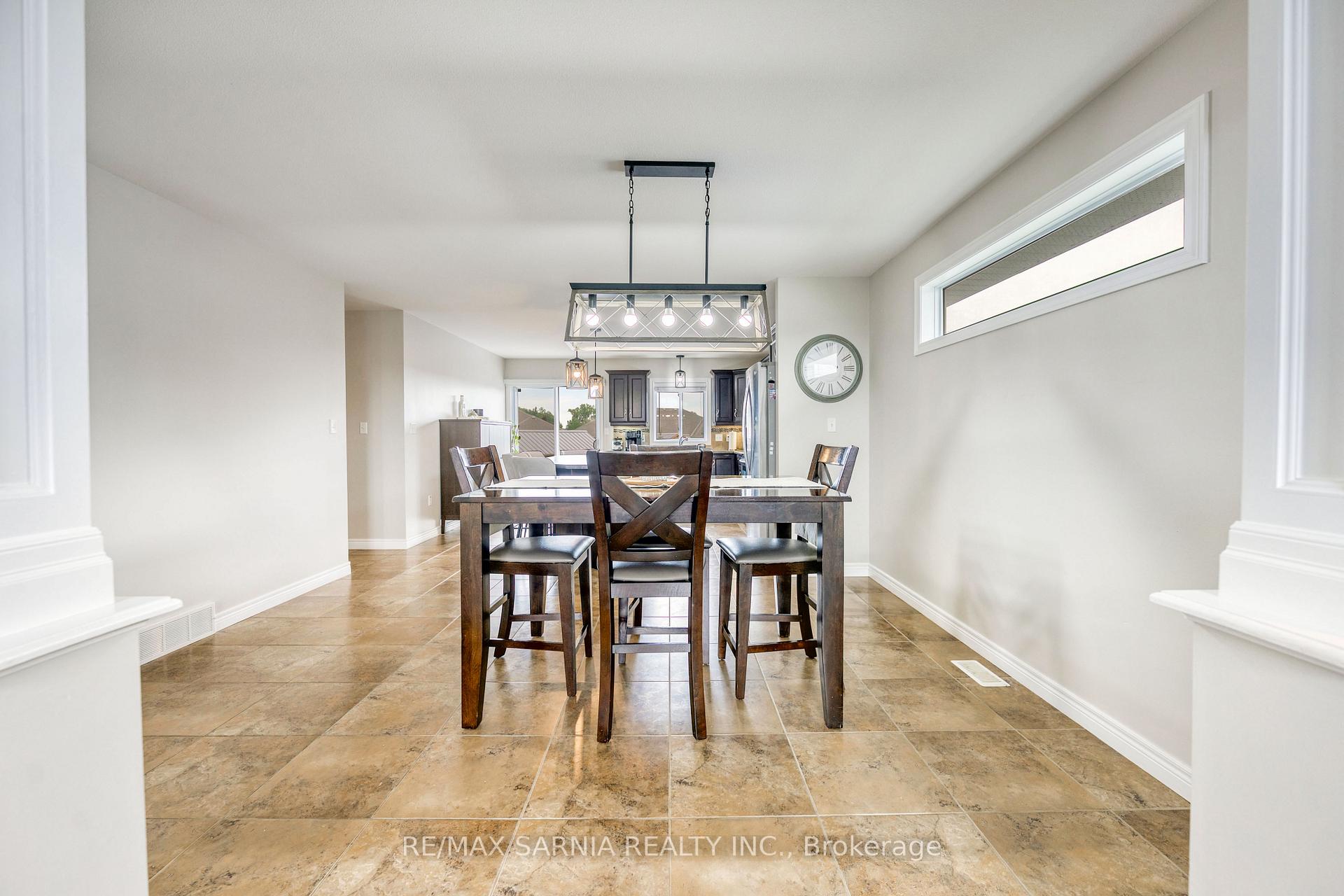 Photo 6 of 699 Bentinck Drive, St. Clair — HOMEH