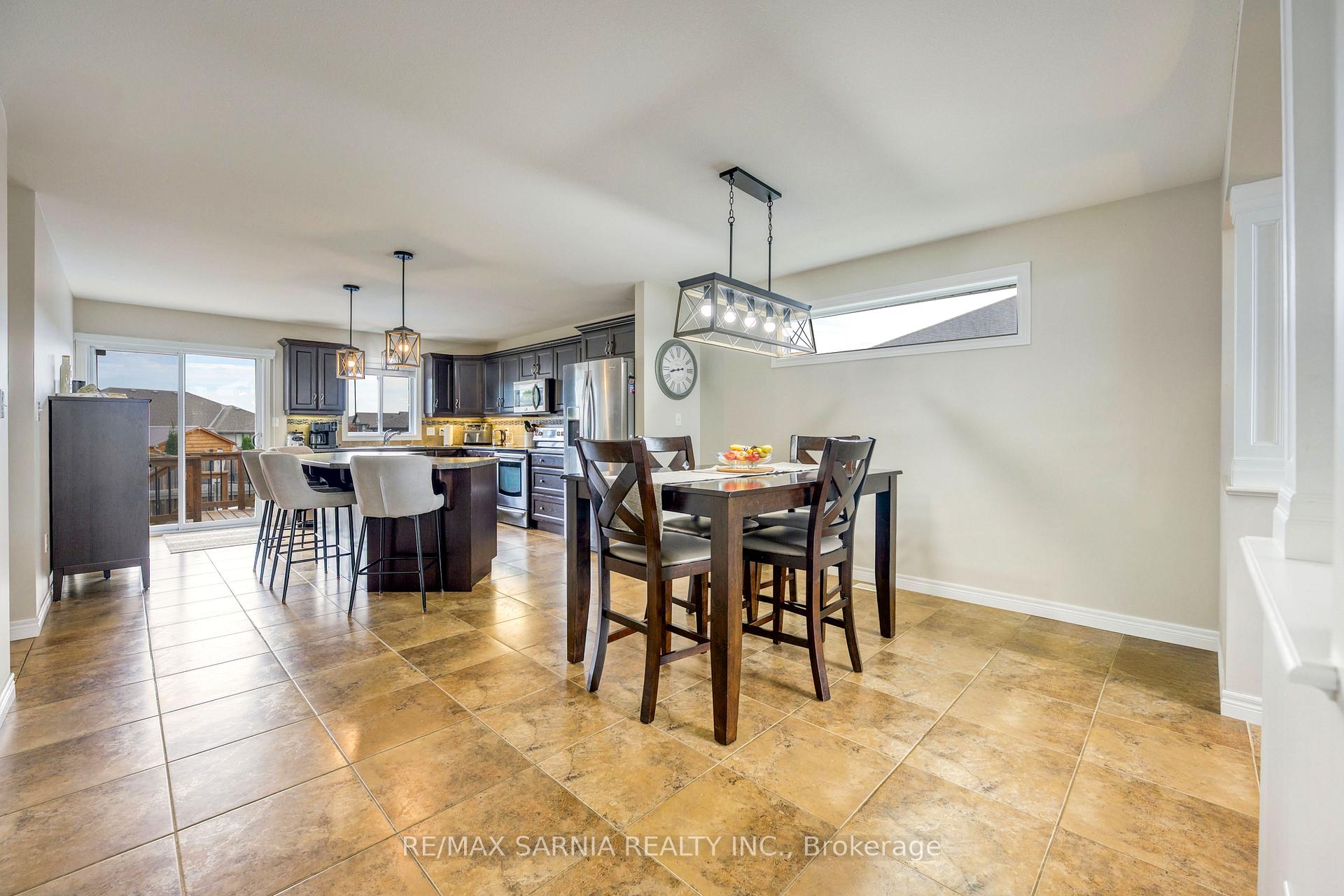 Photo 7 of 699 Bentinck Drive, St. Clair — HOMEH