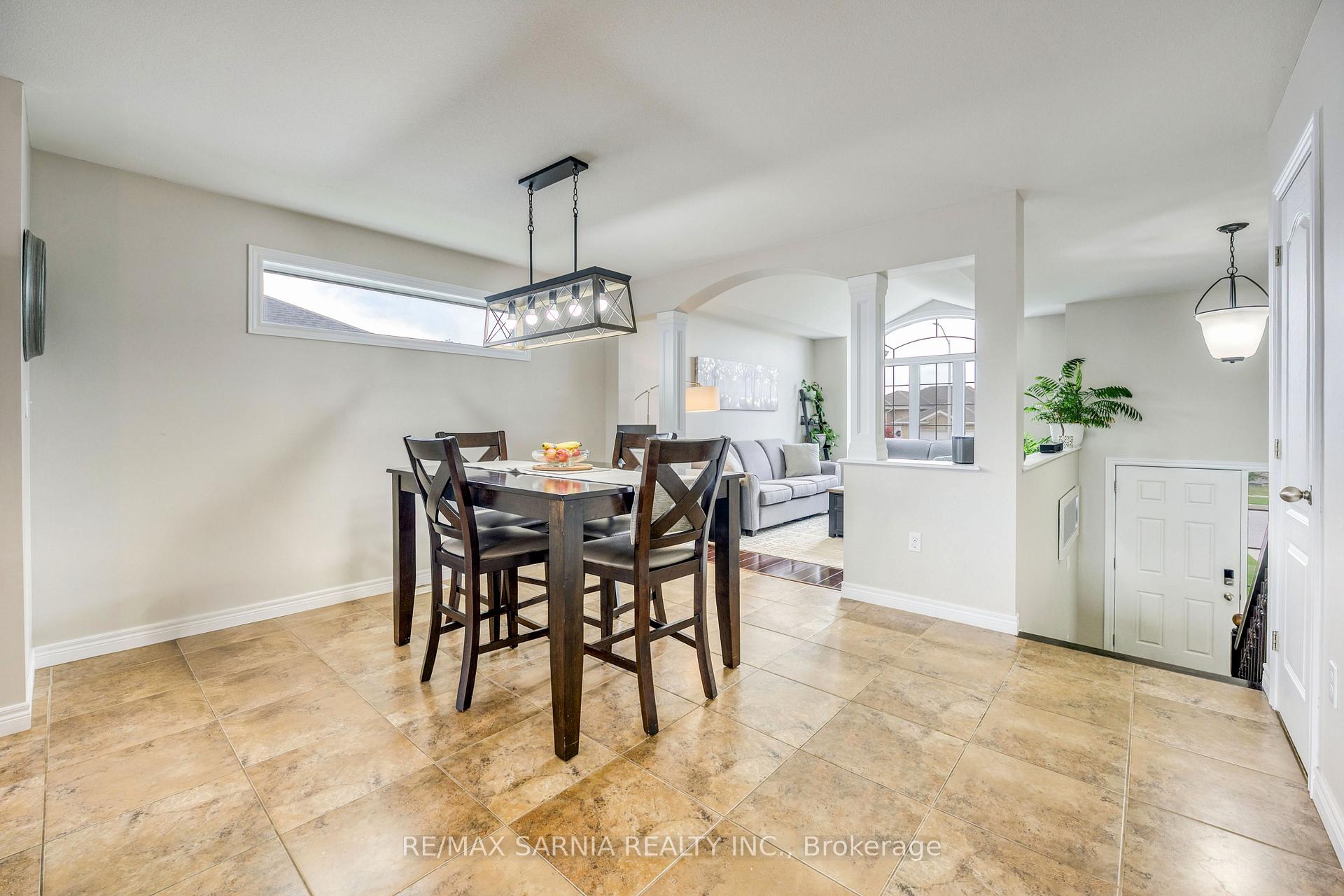 Photo 8 of 699 Bentinck Drive, St. Clair — HOMEH
