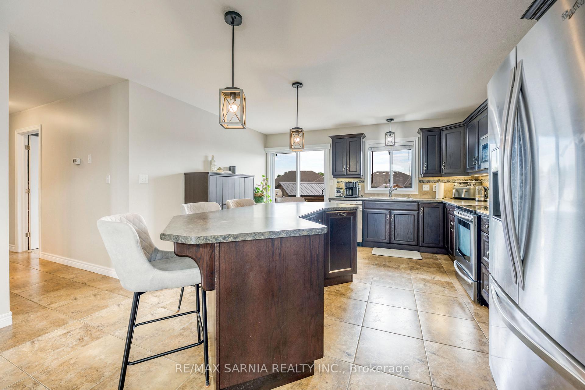 Photo 10 of 699 Bentinck Drive, St. Clair — HOMEH