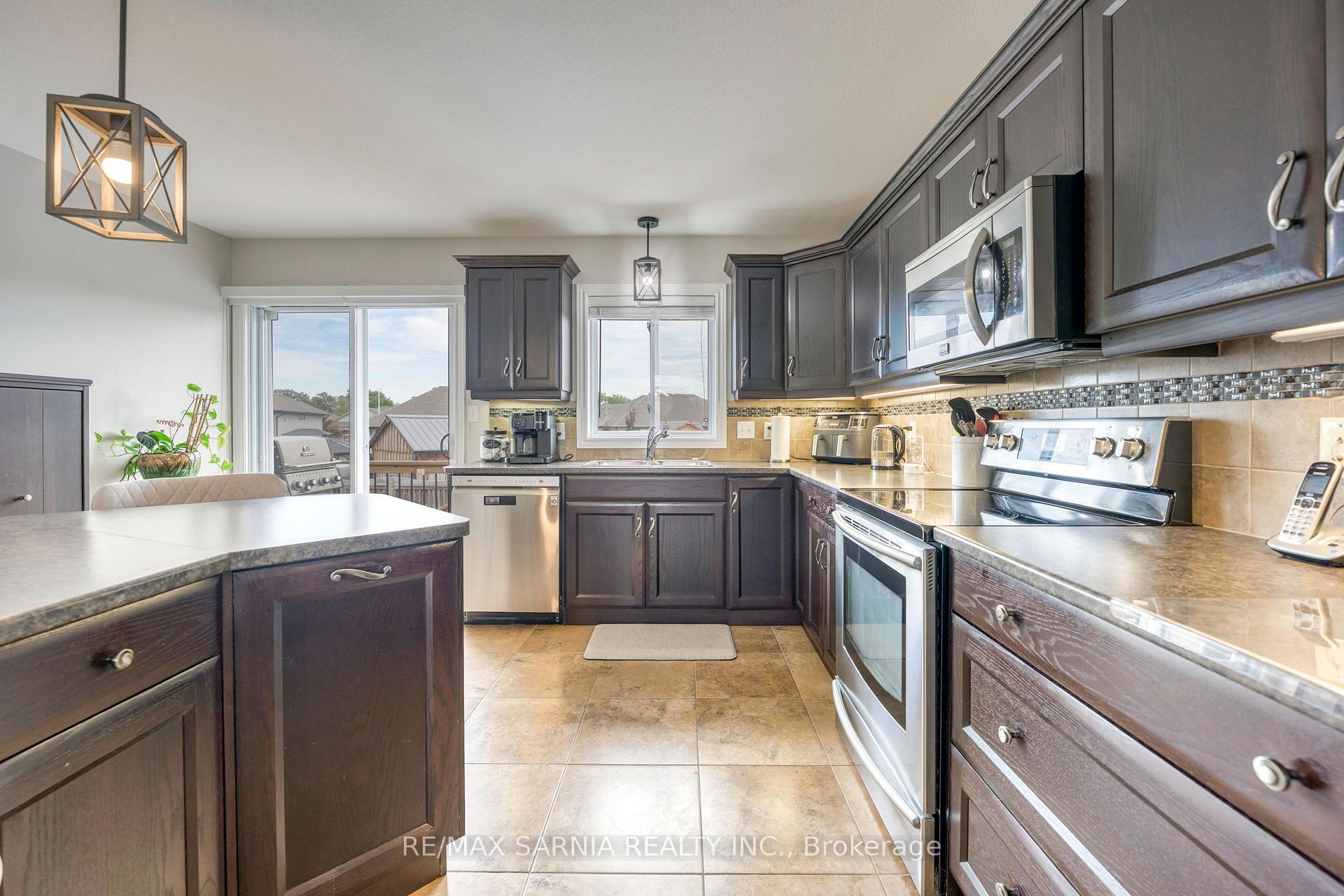 Photo 11 of 699 Bentinck Drive, St. Clair — HOMEH
