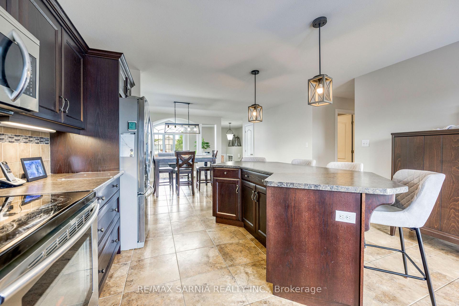 Photo 12 of 699 Bentinck Drive, St. Clair — HOMEH