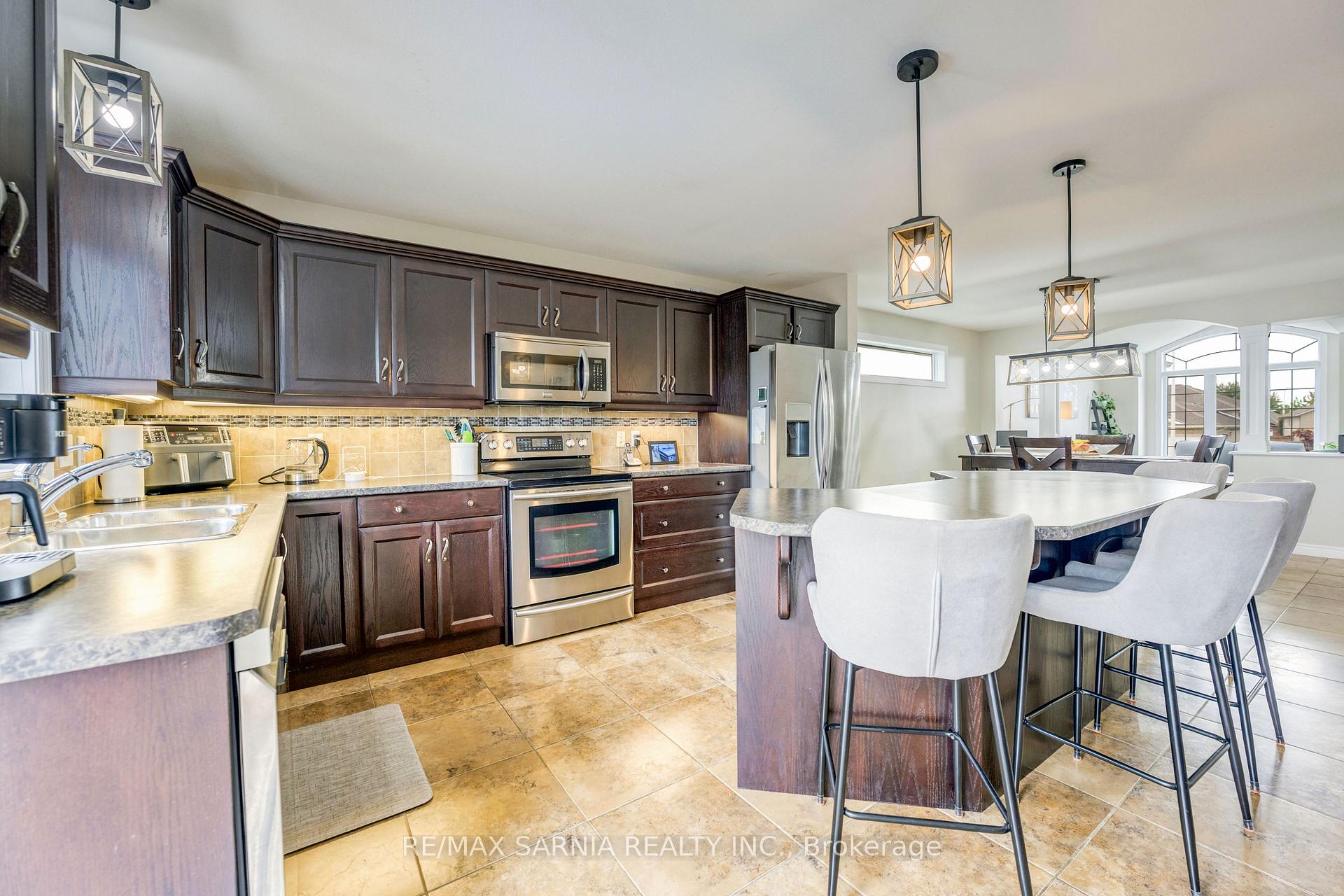 Photo 13 of 699 Bentinck Drive, St. Clair — HOMEH
