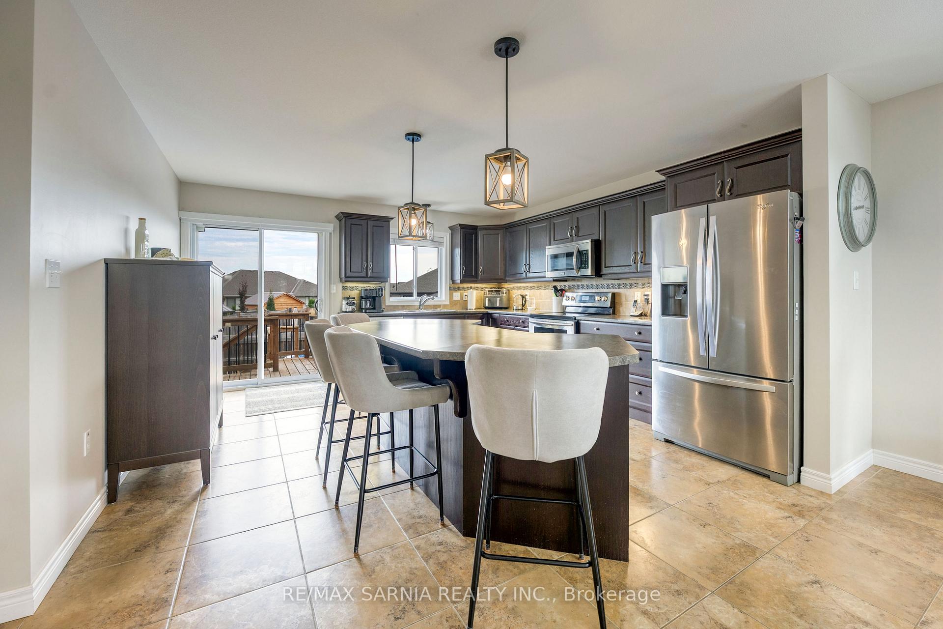 Photo 14 of 699 Bentinck Drive, St. Clair — HOMEH