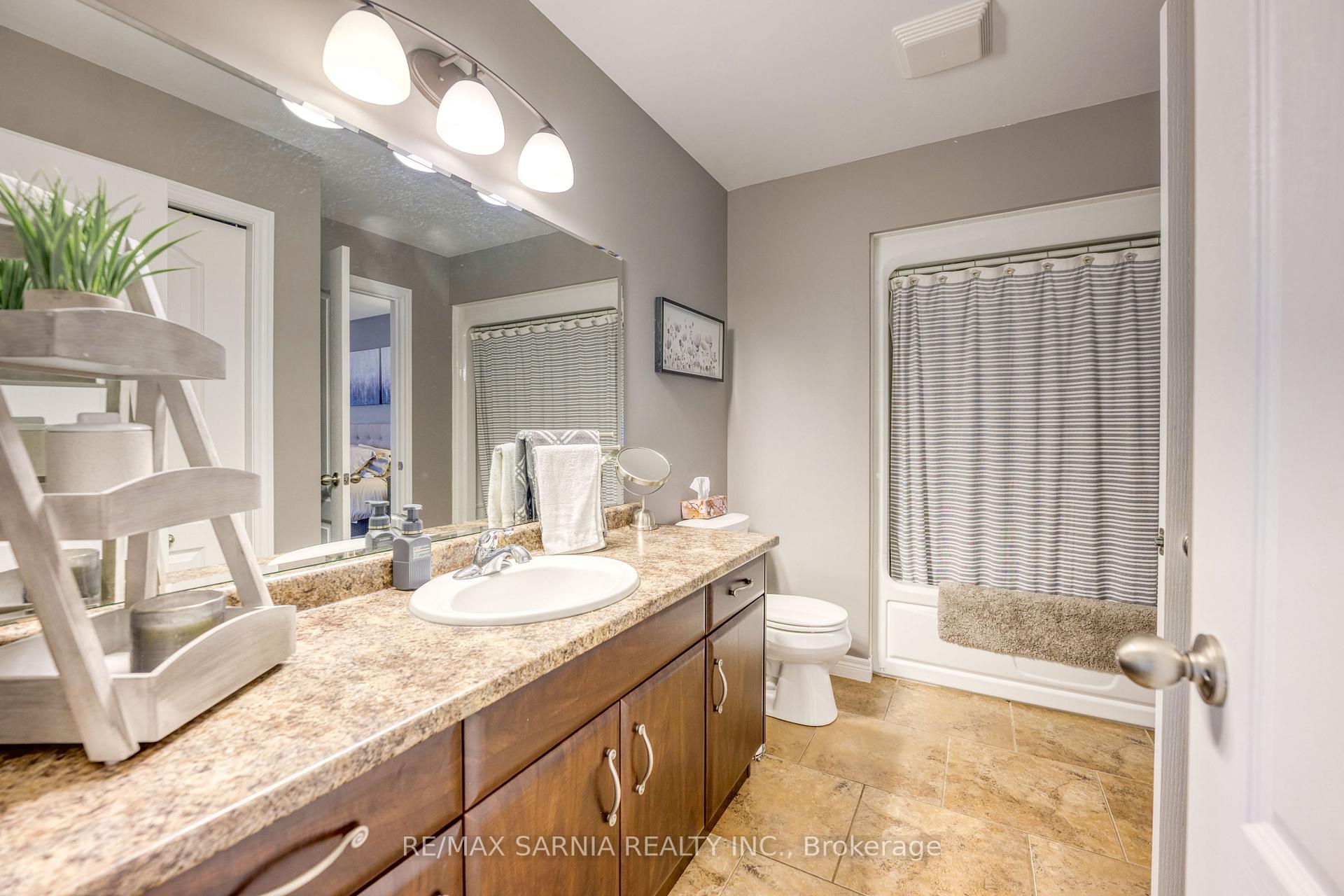 Photo 15 of 699 Bentinck Drive, St. Clair — HOMEH