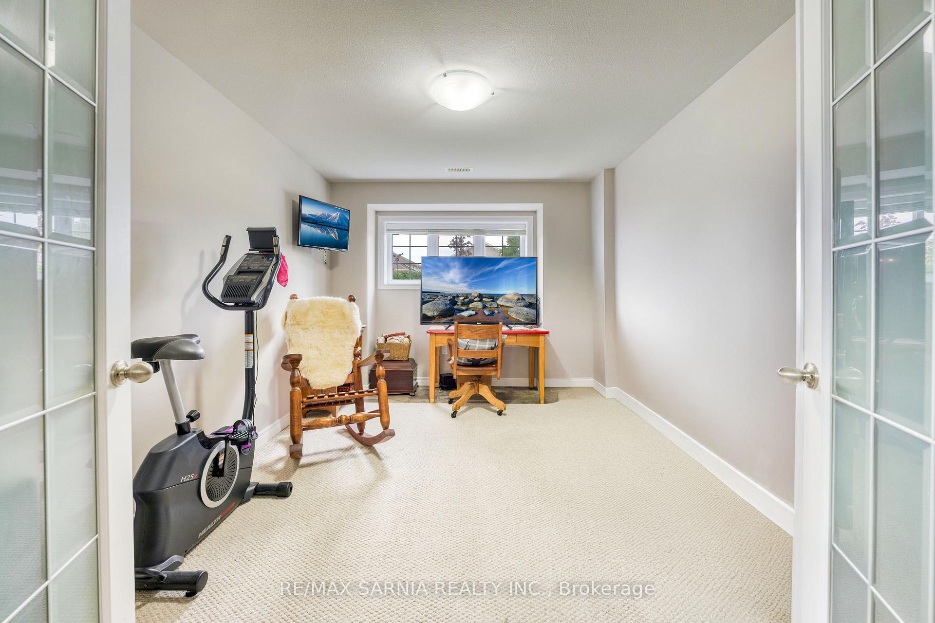 Photo 26 of 699 Bentinck Drive, St. Clair — HOMEH