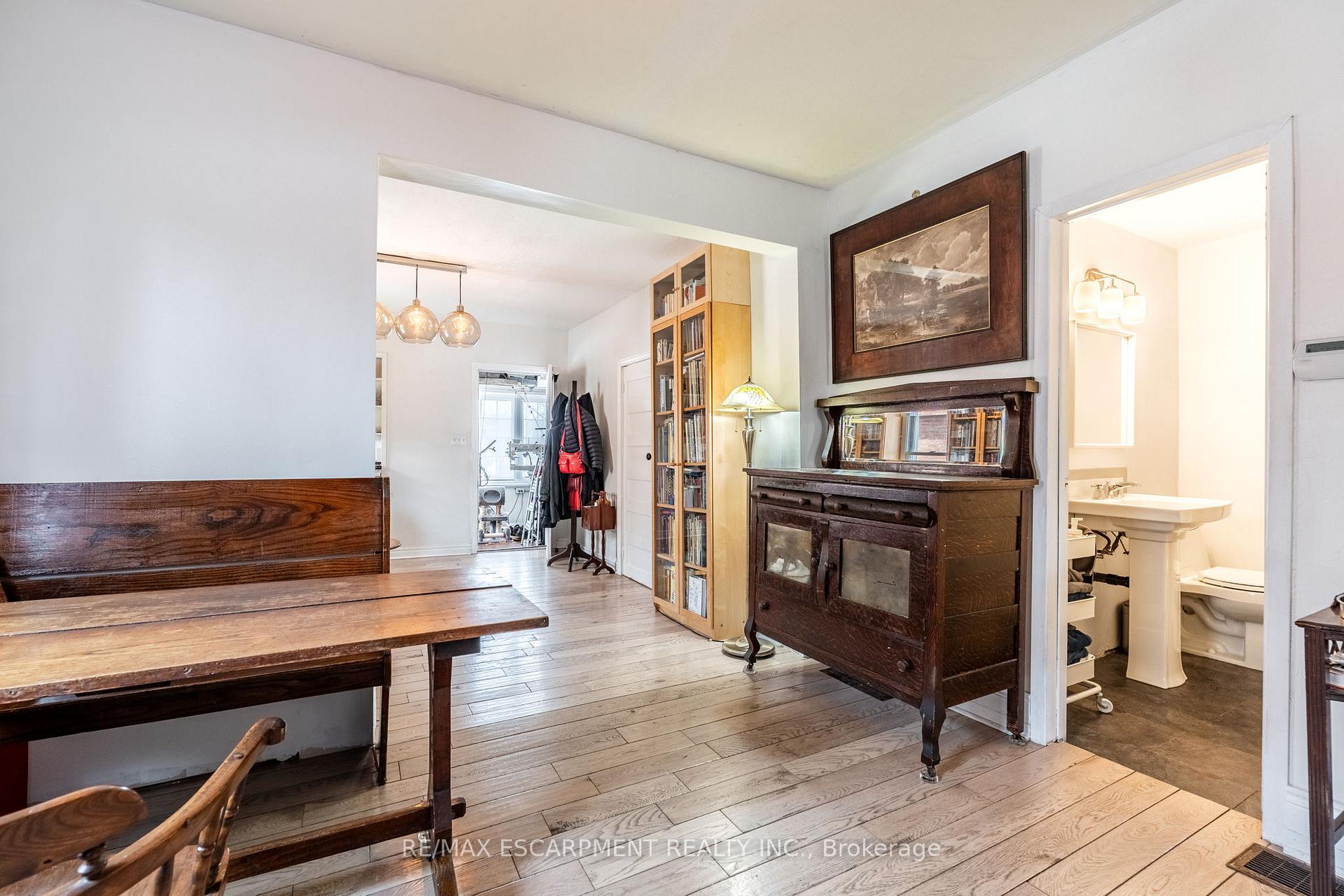 Photo 5 of 144 Dufferin Street E, St. Catharines, Downtown — HOMEH