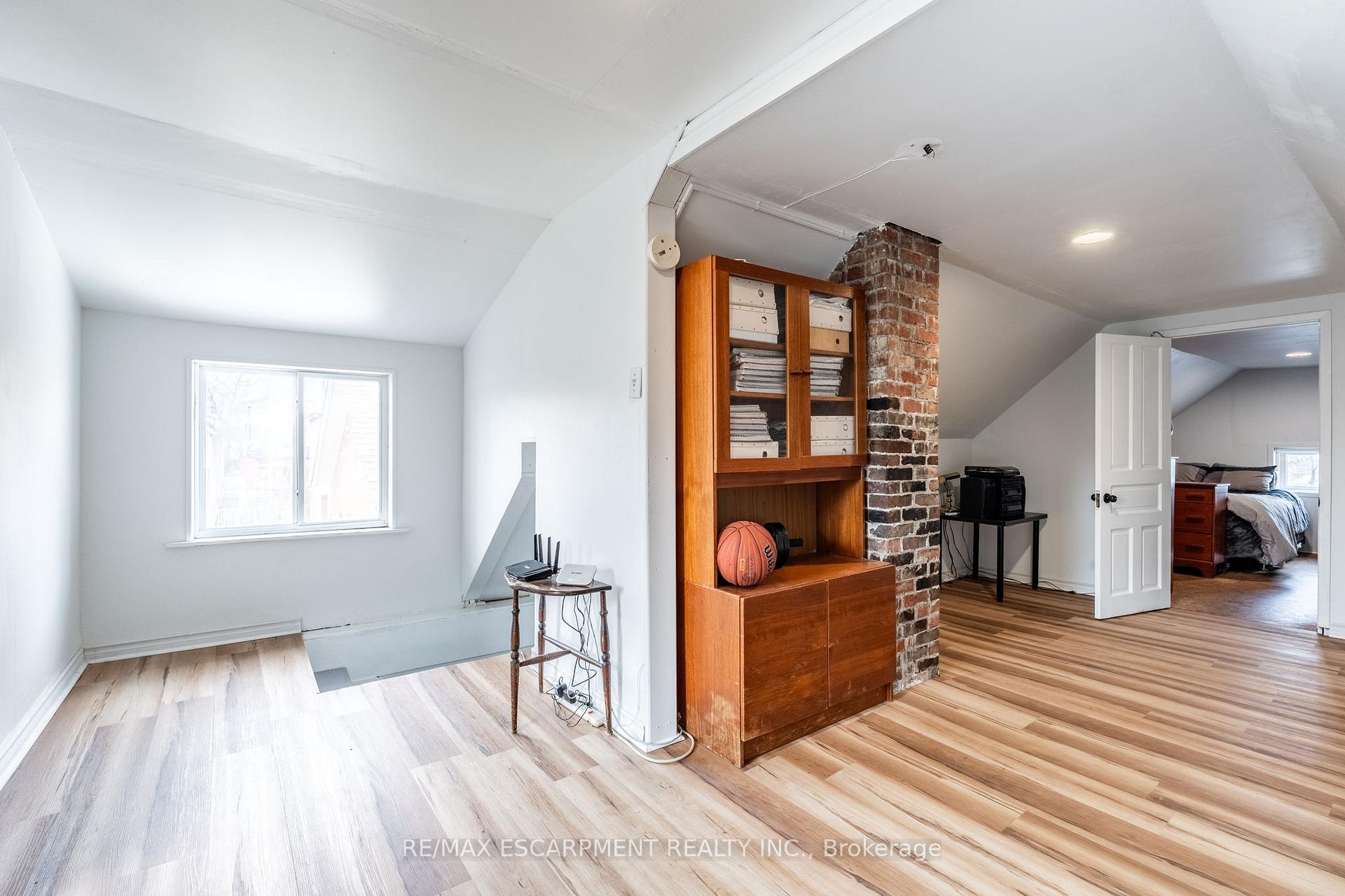 Photo 18 of 144 Dufferin Street E, St. Catharines, Downtown — HOMEH