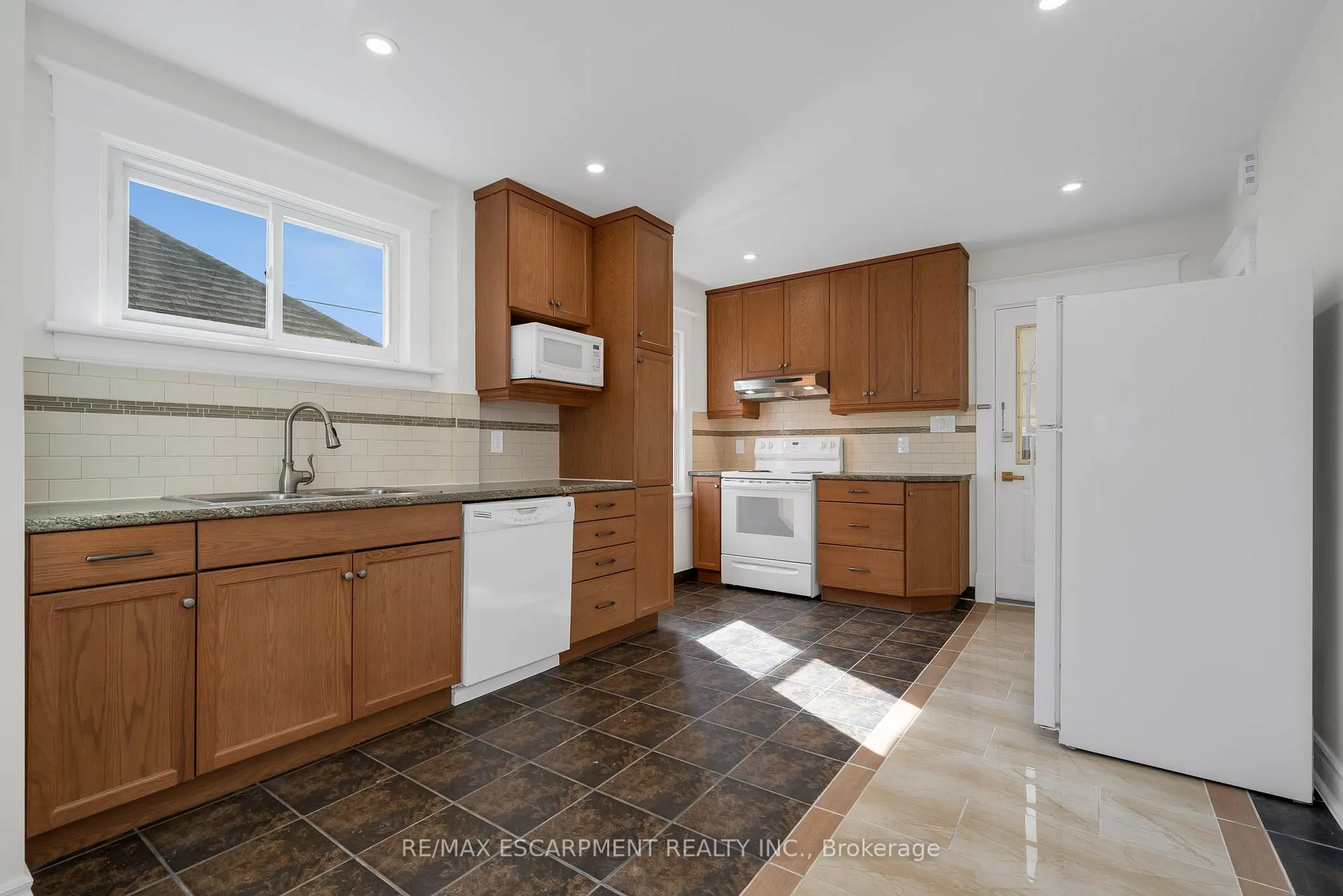 Photo 4 of Unit 2, 229 Geneva Street, St. Catharines, Downtown — HOMEH