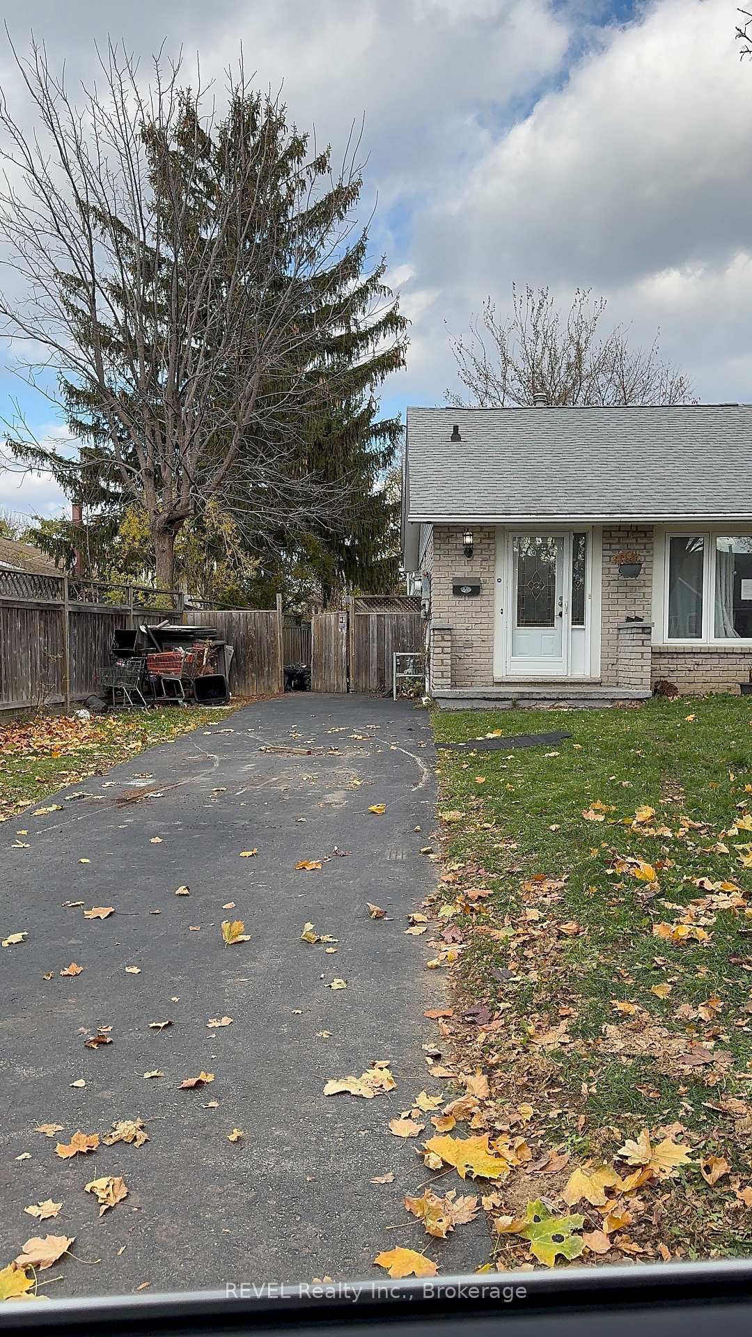 Photo 2 of 95 Hill Park Lane, St. Catharines, Fairview — HOMEH