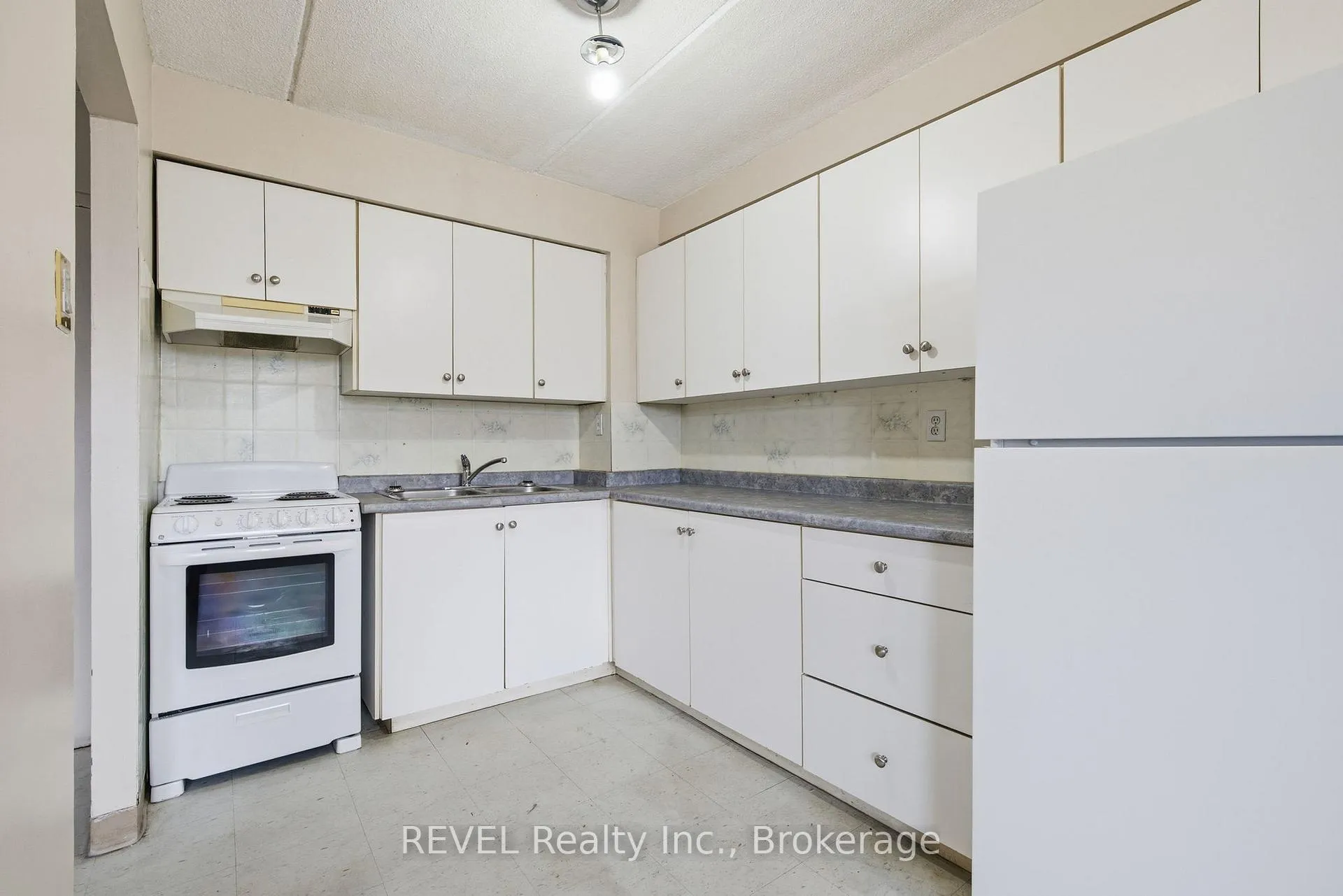 Photo 9 of Unit 101, 19 Manchester Avenue, St. Catharines, Haig — HOMEH
