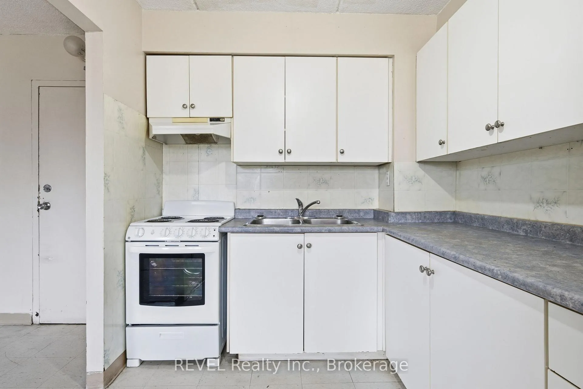 Photo 10 of Unit 101, 19 Manchester Avenue, St. Catharines, Haig — HOMEH