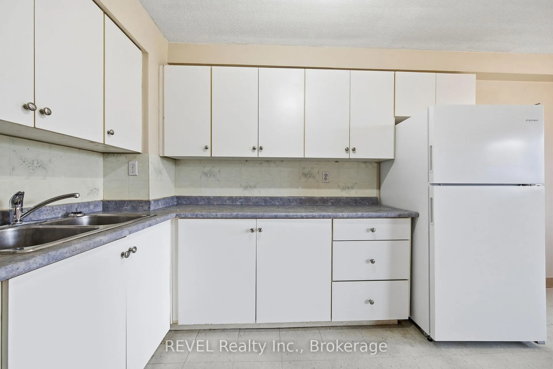 Photo 11 of Unit 101, 19 Manchester Avenue, St. Catharines, Haig — HOMEH