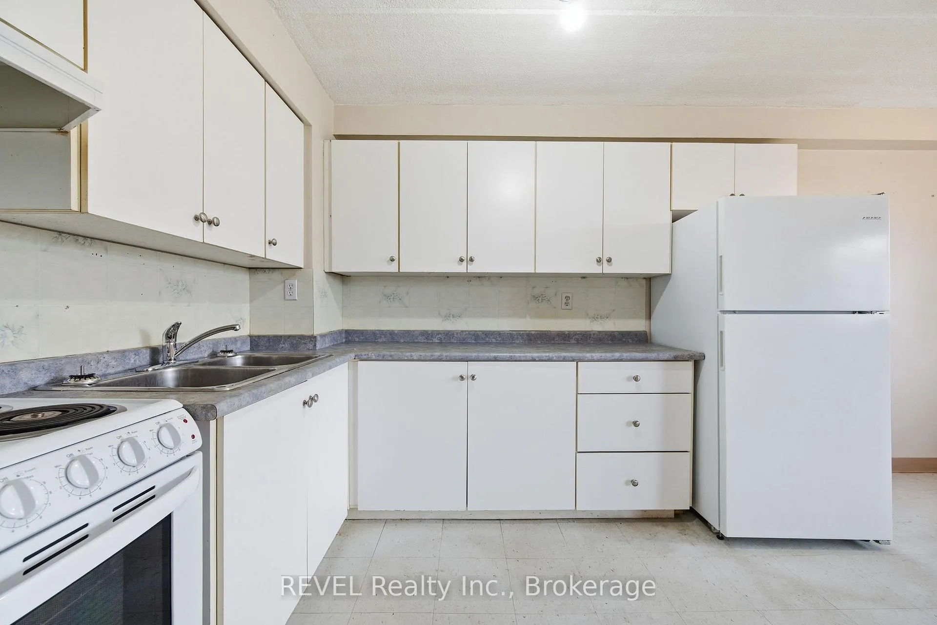 Photo 12 of Unit 101, 19 Manchester Avenue, St. Catharines, Haig — HOMEH