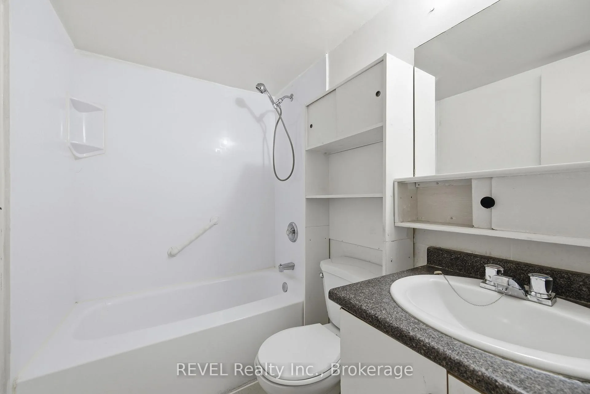 Photo 14 of Unit 101, 19 Manchester Avenue, St. Catharines, Haig — HOMEH