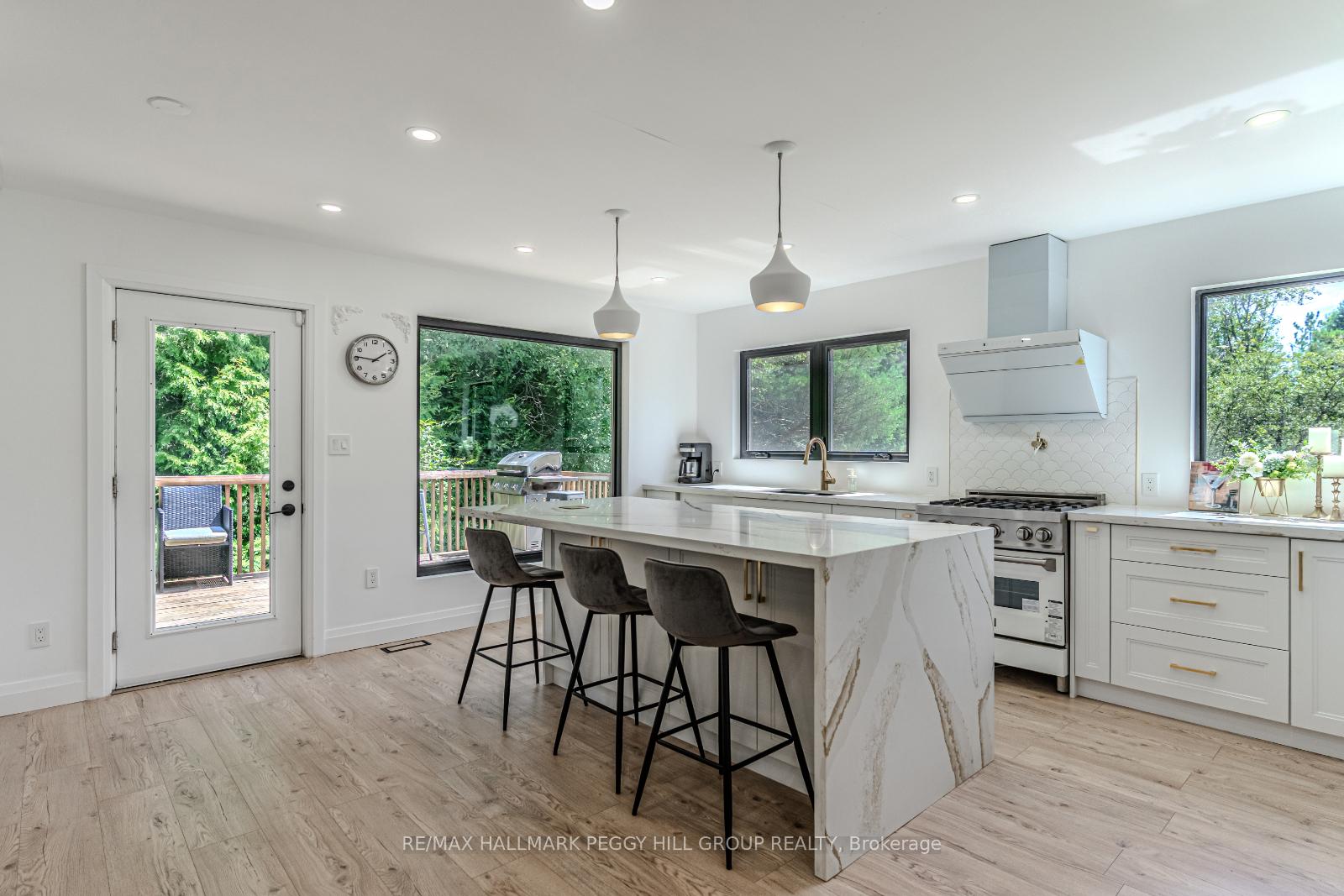 Photo 4 of 20 Hillview Crescent, Springwater, Rural Springwater — HOMEH