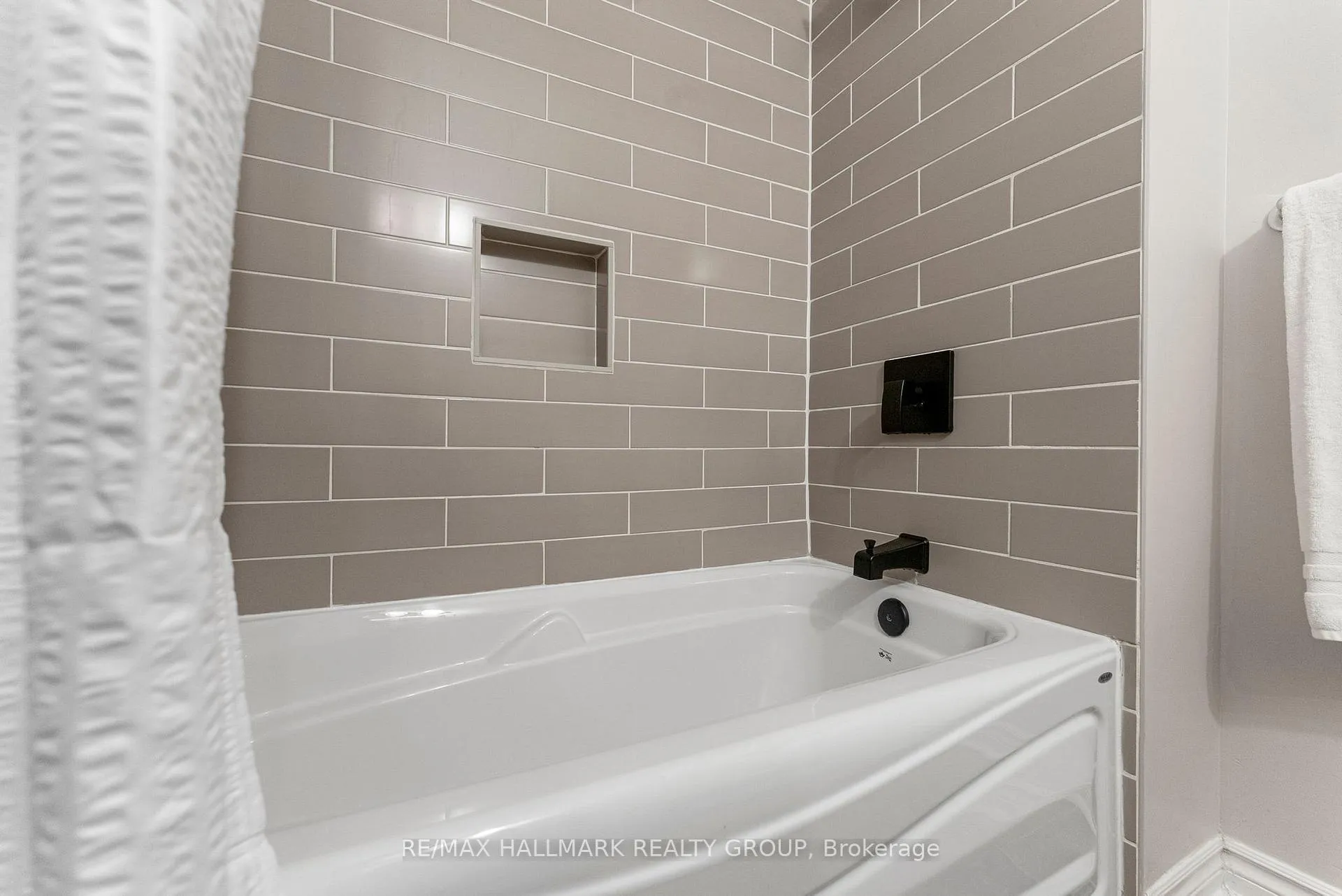 Photo 13 of 62 Whalings Circle, Ottawa, Stittsville (Central) — HOMEH