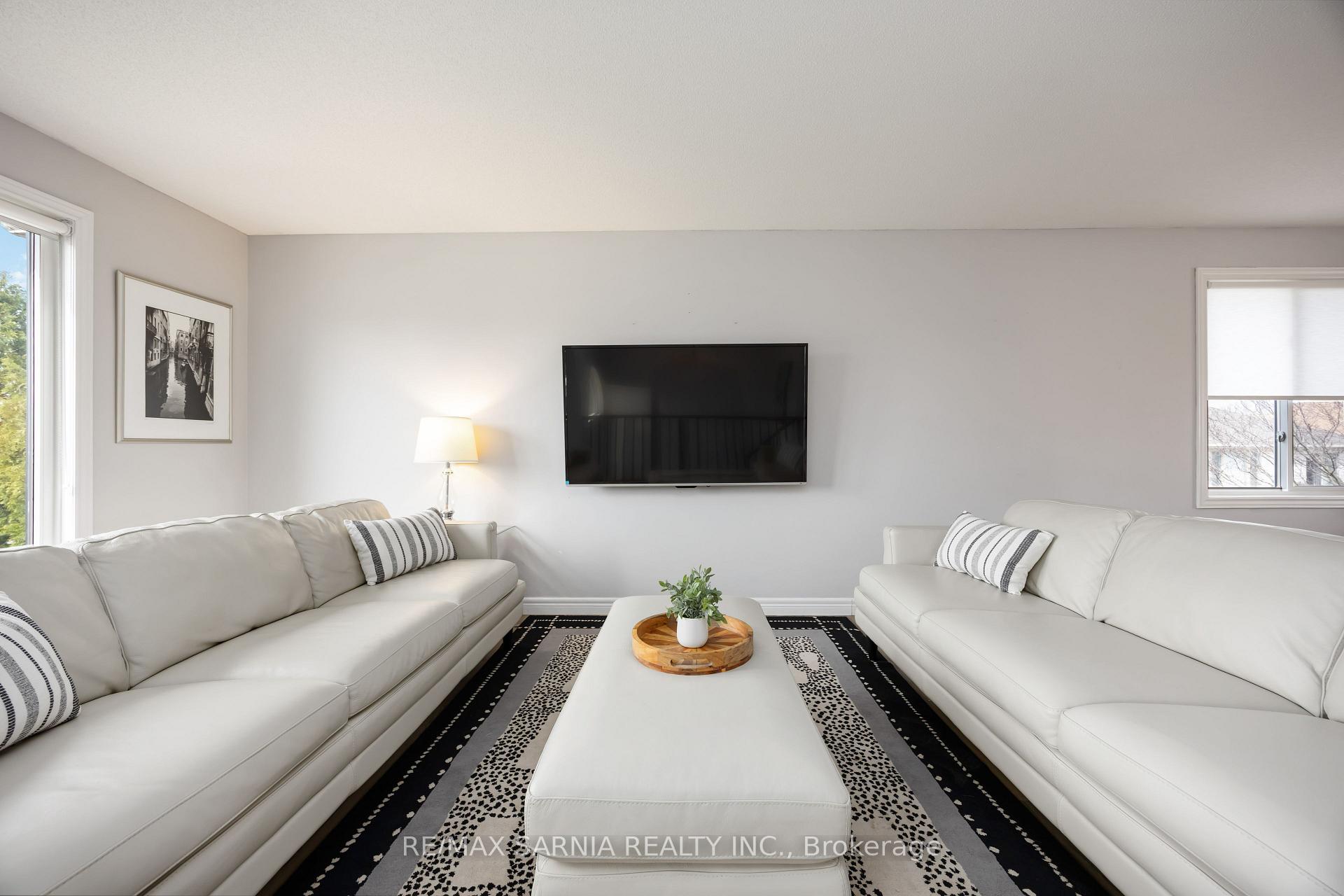 Photo 5 of 638 Bentinck Drive, St. Clair — HOMEH