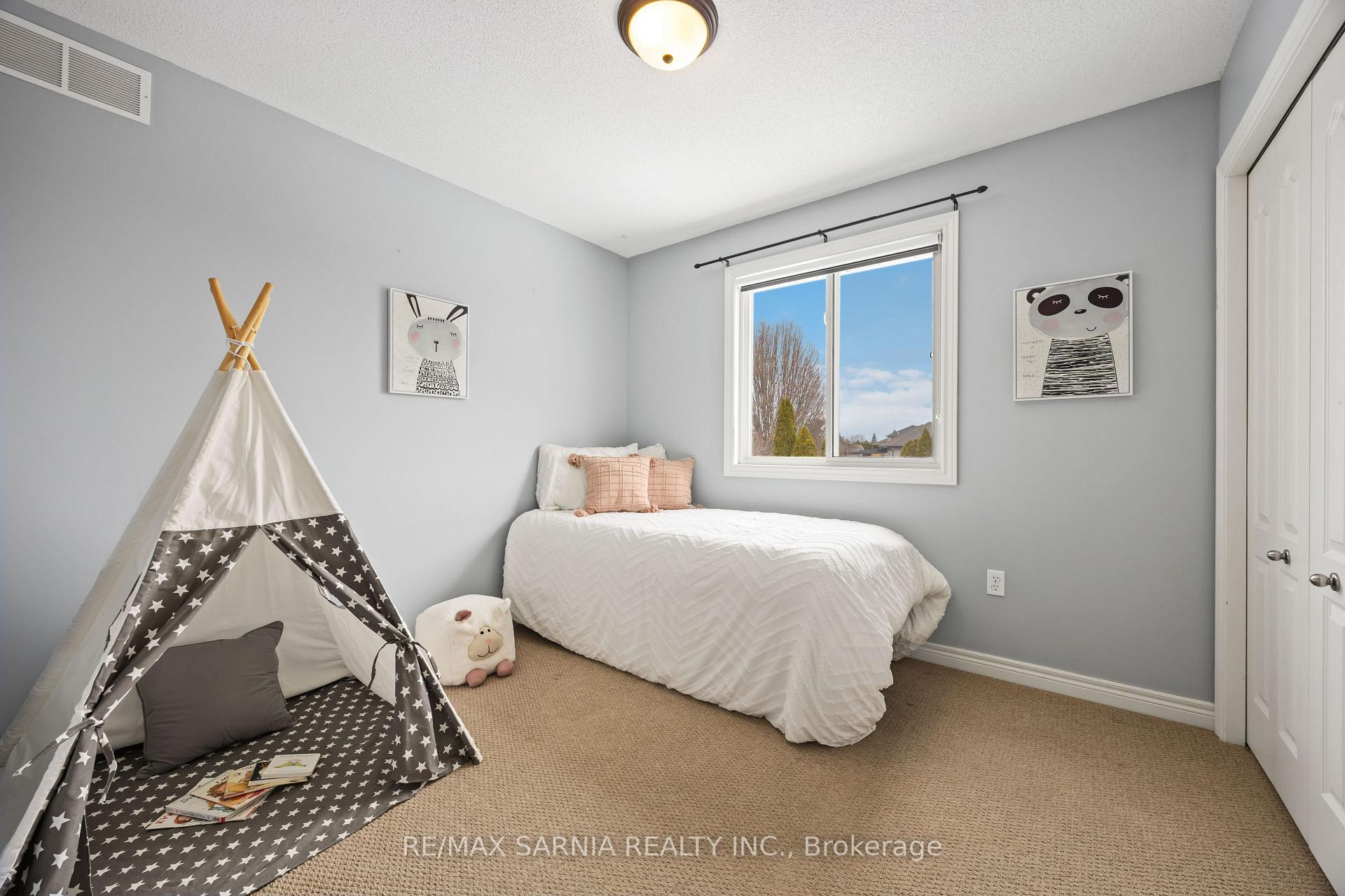 Photo 16 of 638 Bentinck Drive, St. Clair — HOMEH
