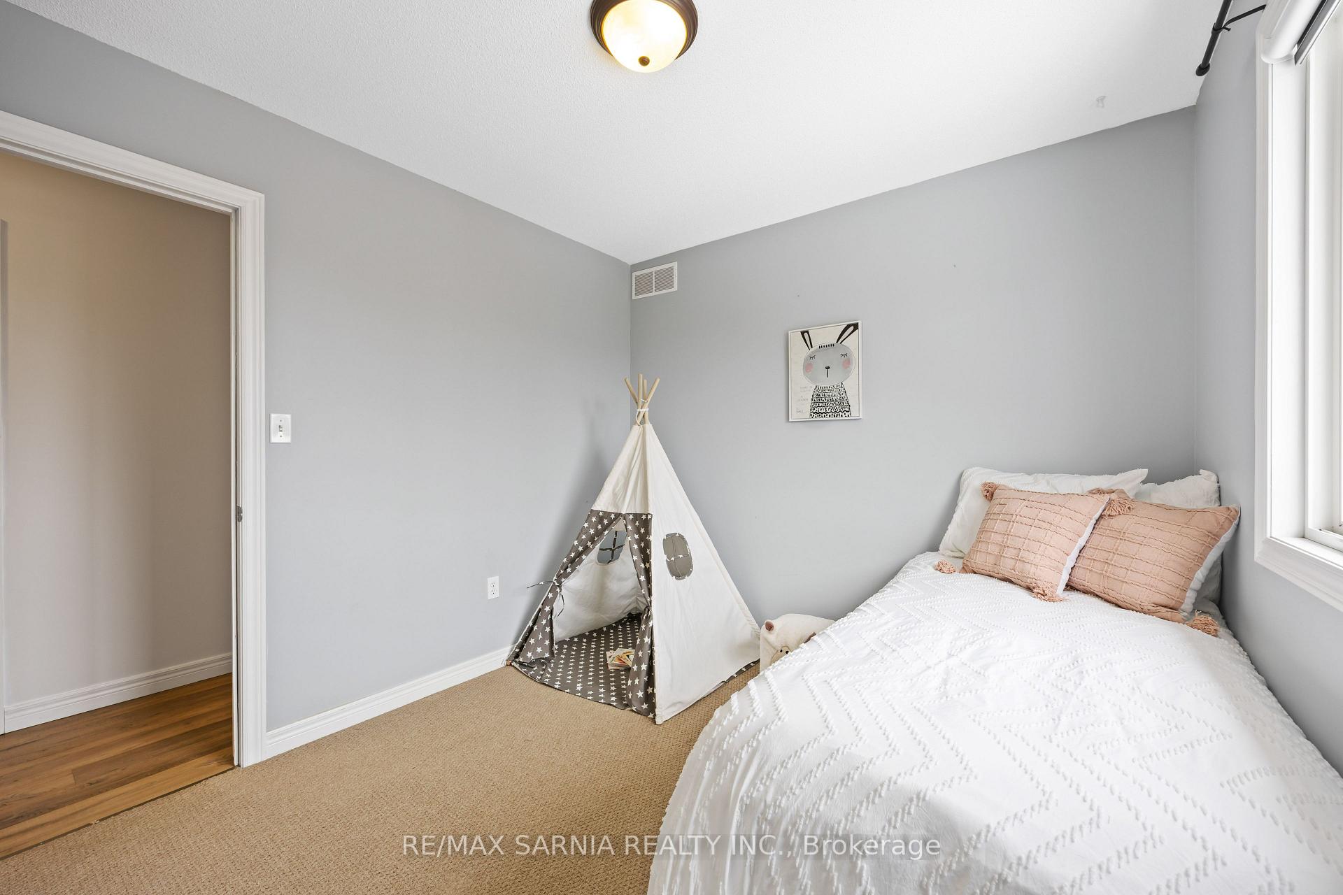 Photo 17 of 638 Bentinck Drive, St. Clair — HOMEH