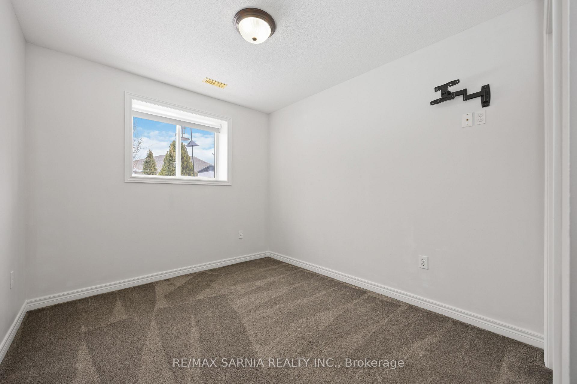 Photo 30 of 638 Bentinck Drive, St. Clair — HOMEH