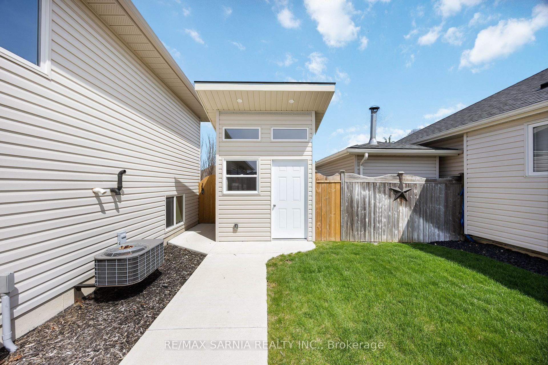 Photo 43 of 638 Bentinck Drive, St. Clair — HOMEH