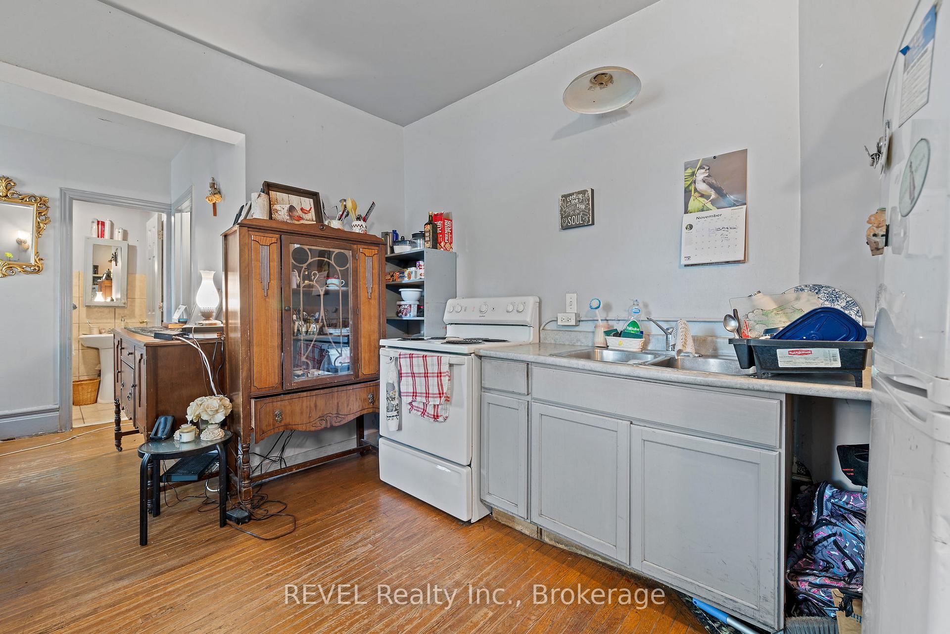 Photo 4 of 35 Catherine Street, St. Catharines, Downtown — HOMEH