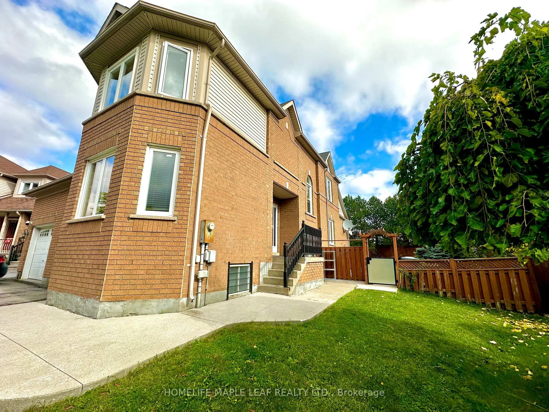 Photo 3 of 41 Woodstream Avenue E, Brampton, Sandringham-Wellington — HOMEH