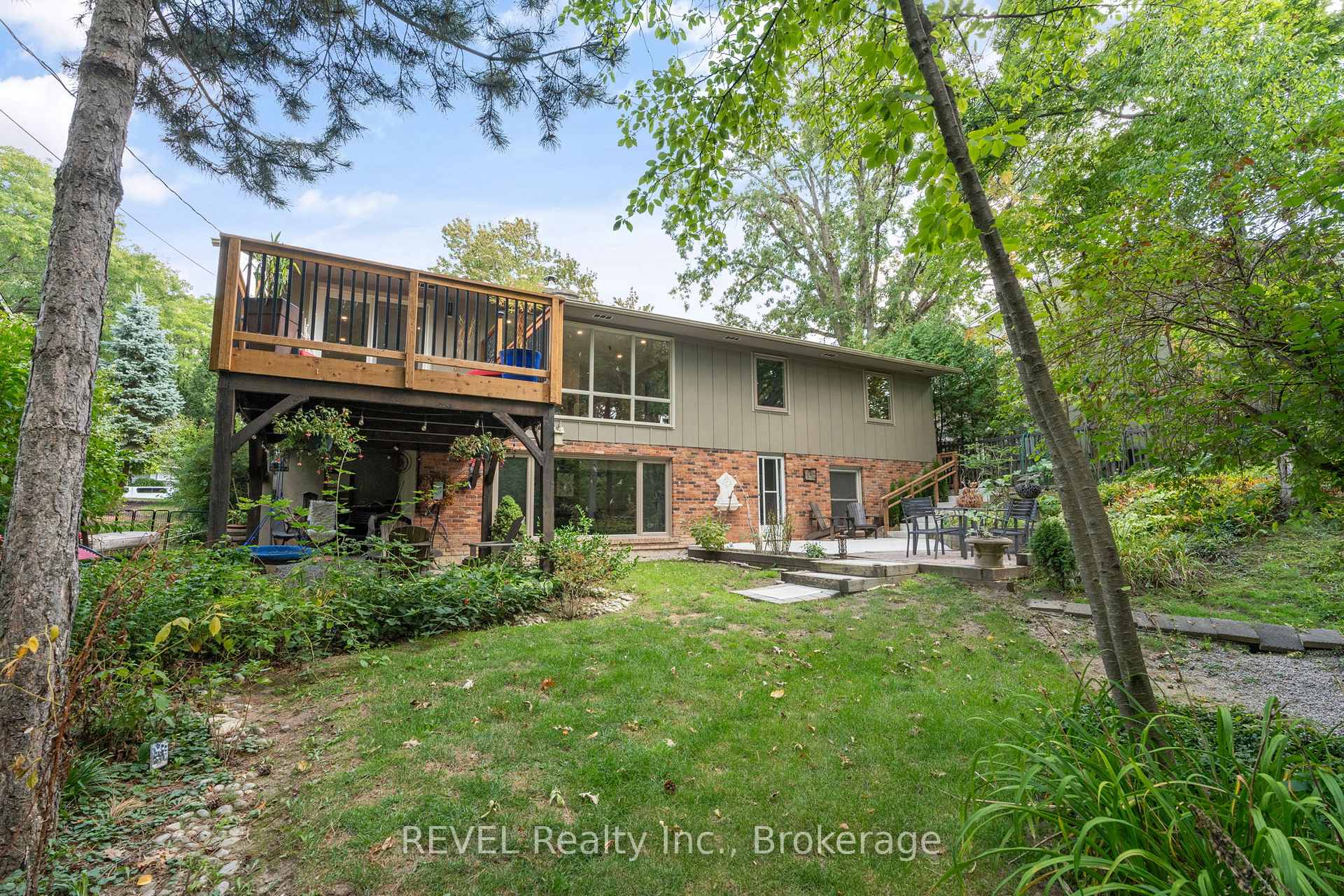 Photo 2 of 10 Woodington Crescent, St. Catharines, Glendale/Glenridge — HOMEH
